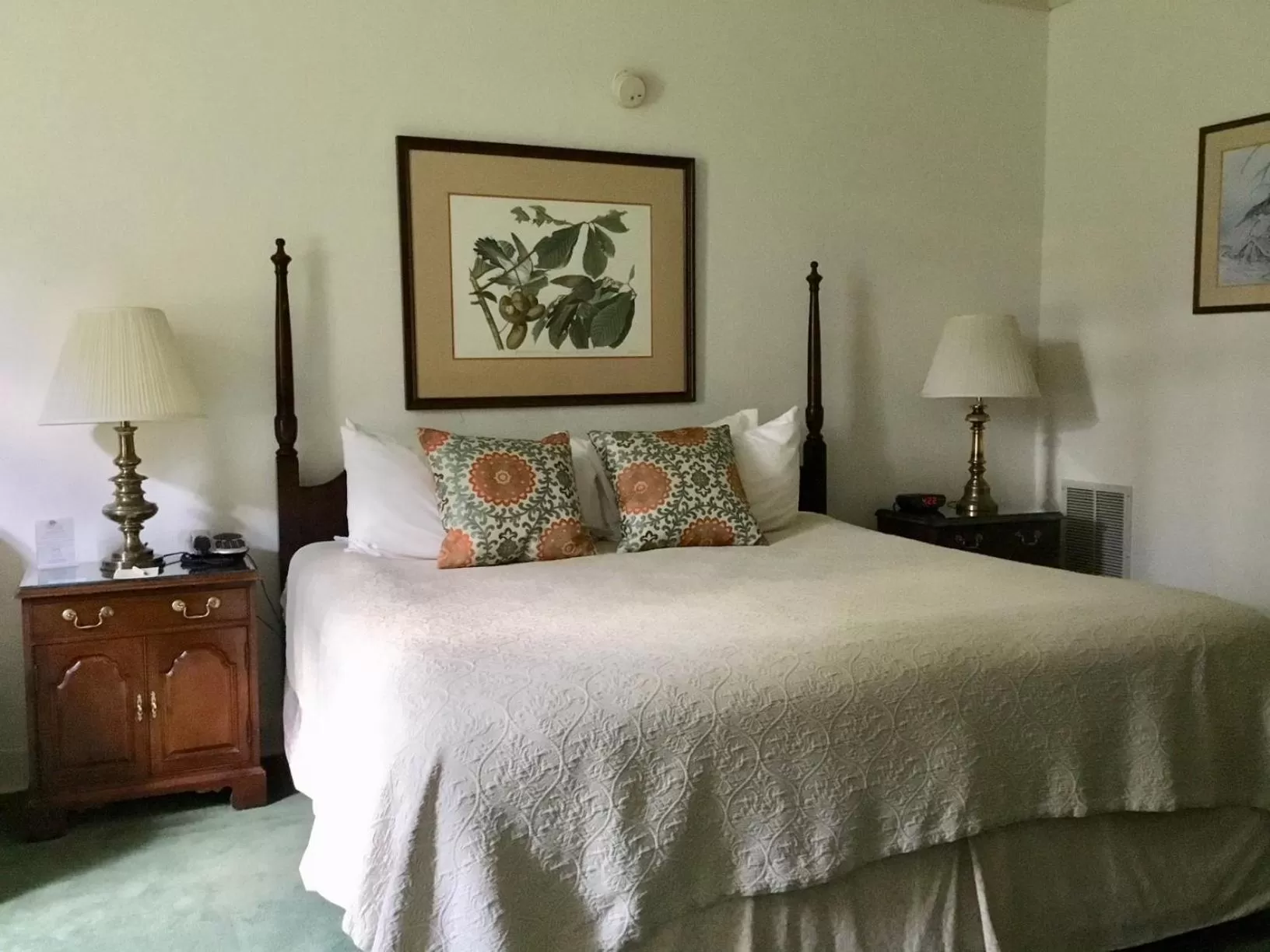 Bed in The Inn at Houndslake