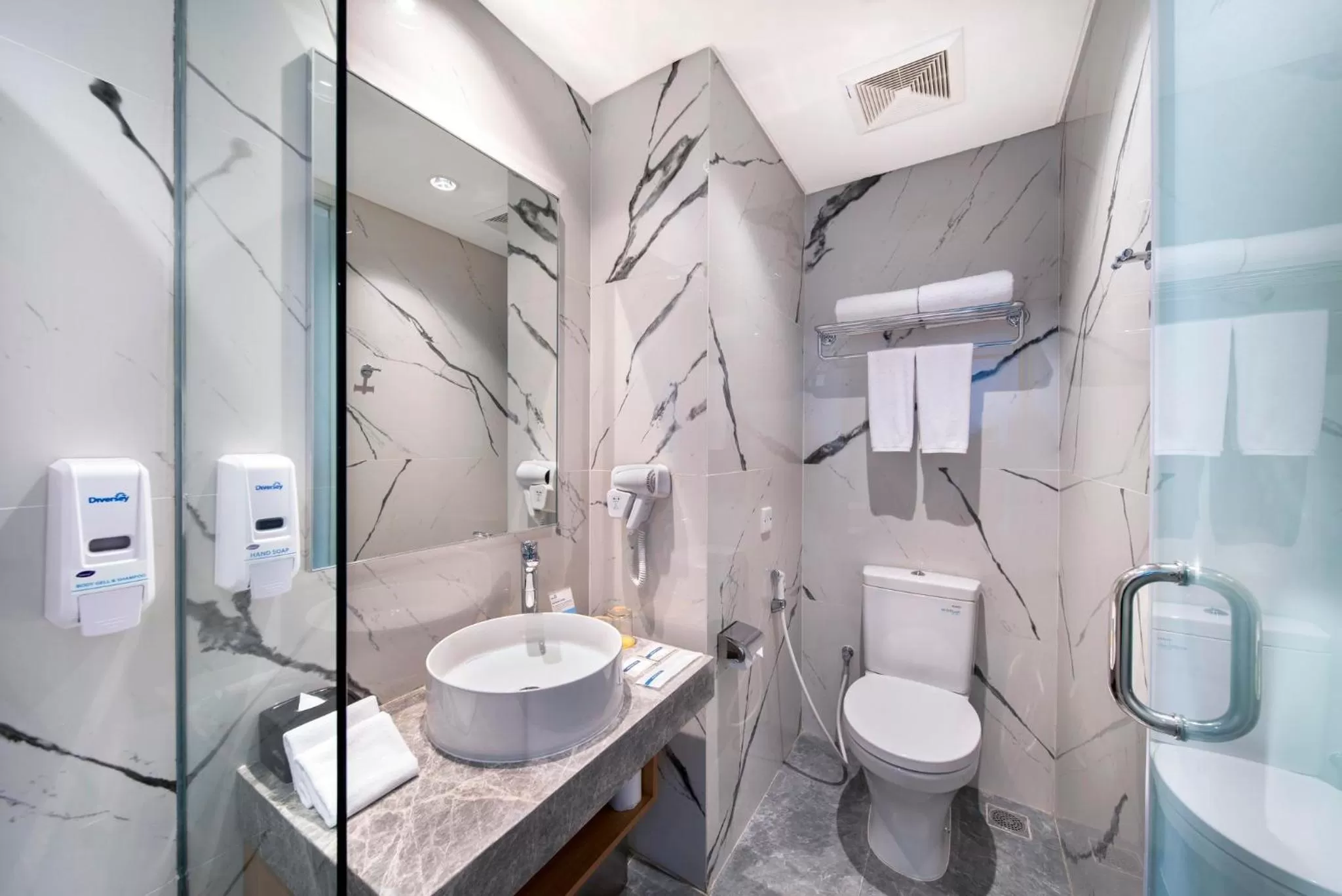 Bathroom in Holiday Inn Express Jakarta Matraman by IHG