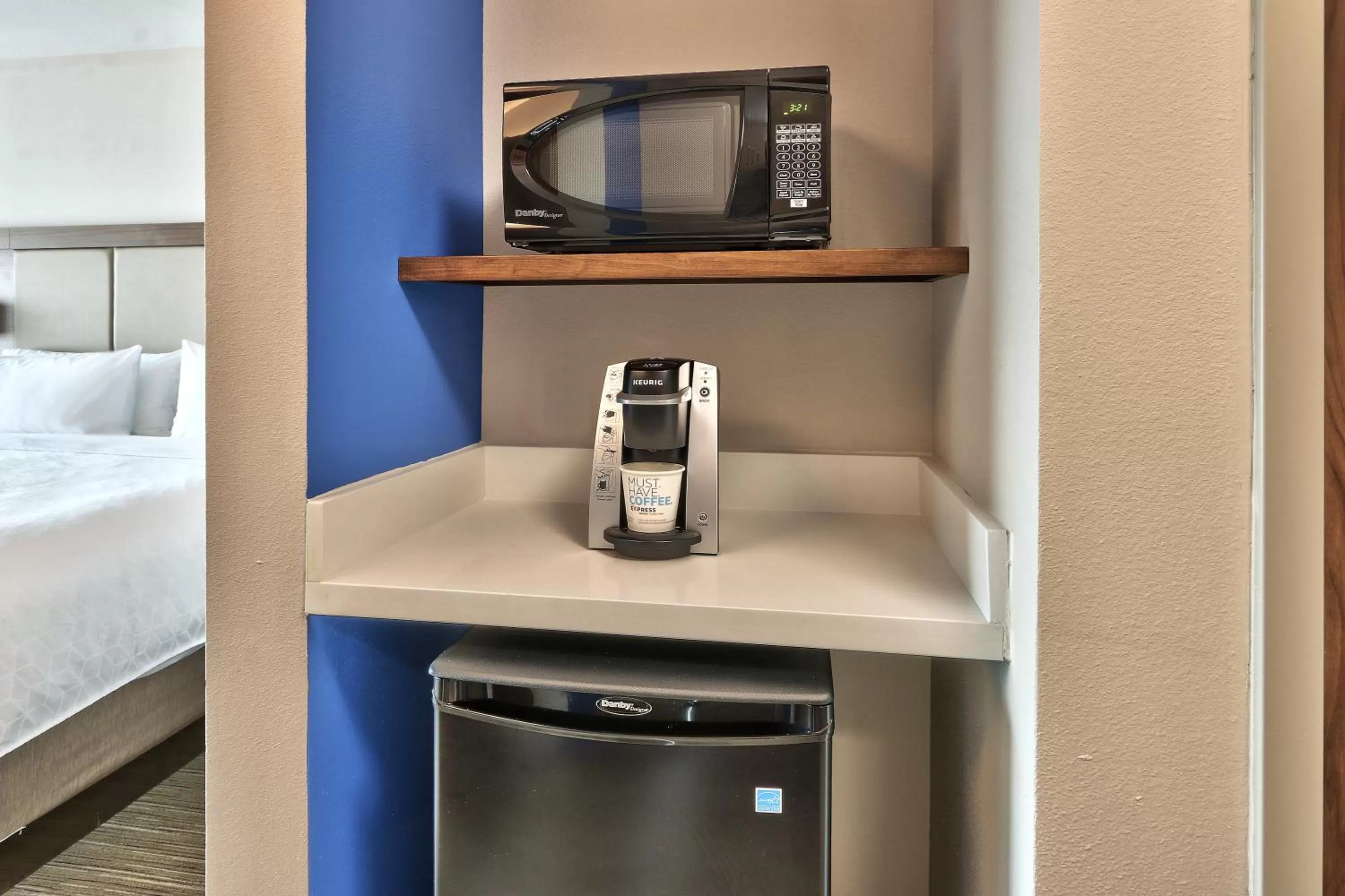 Coffee/tea facilities, Bed in Holiday Inn Express & Suites - Albuquerque East by IHG