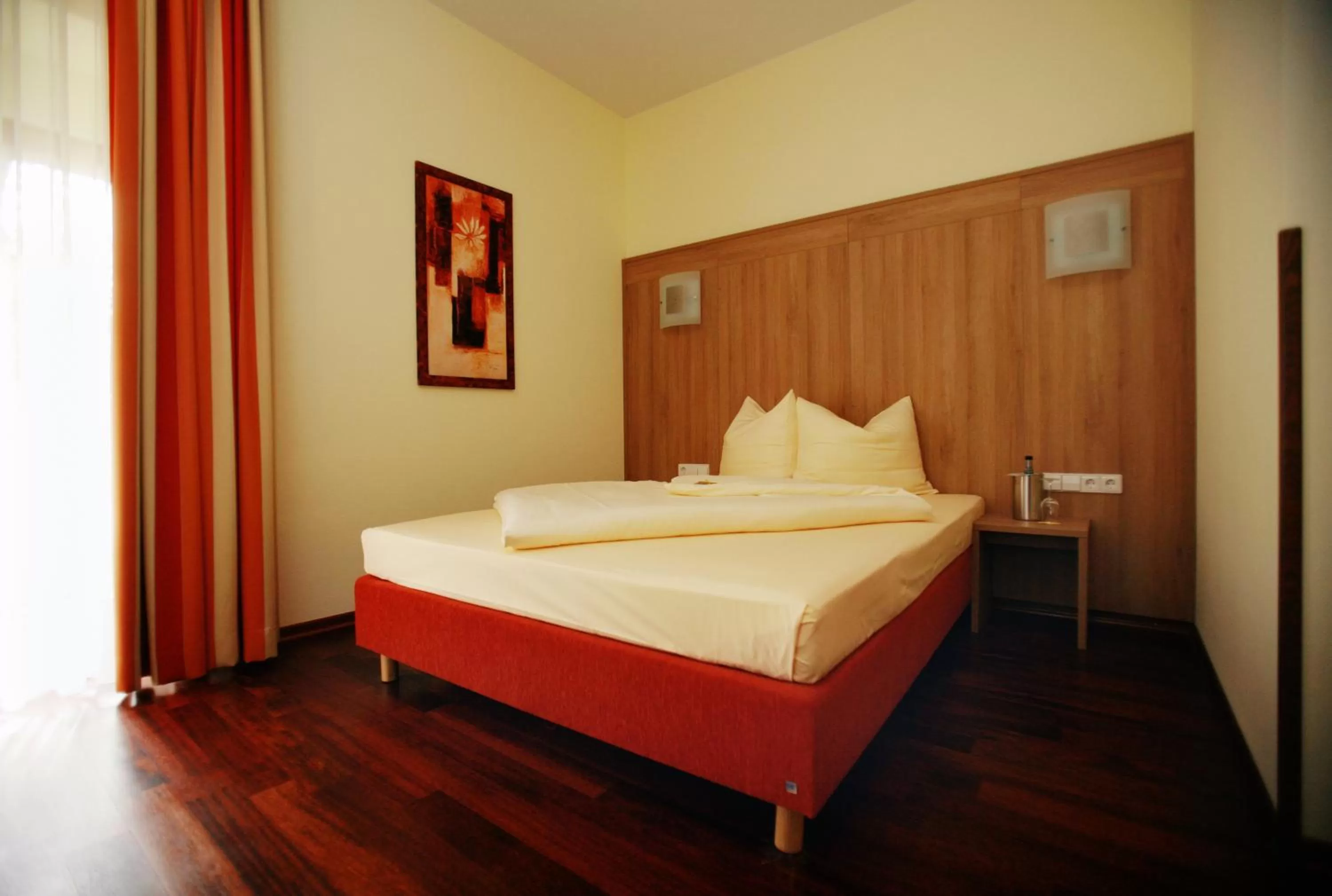 Photo of the whole room, Bed in Hotel Hoepfner Burghof