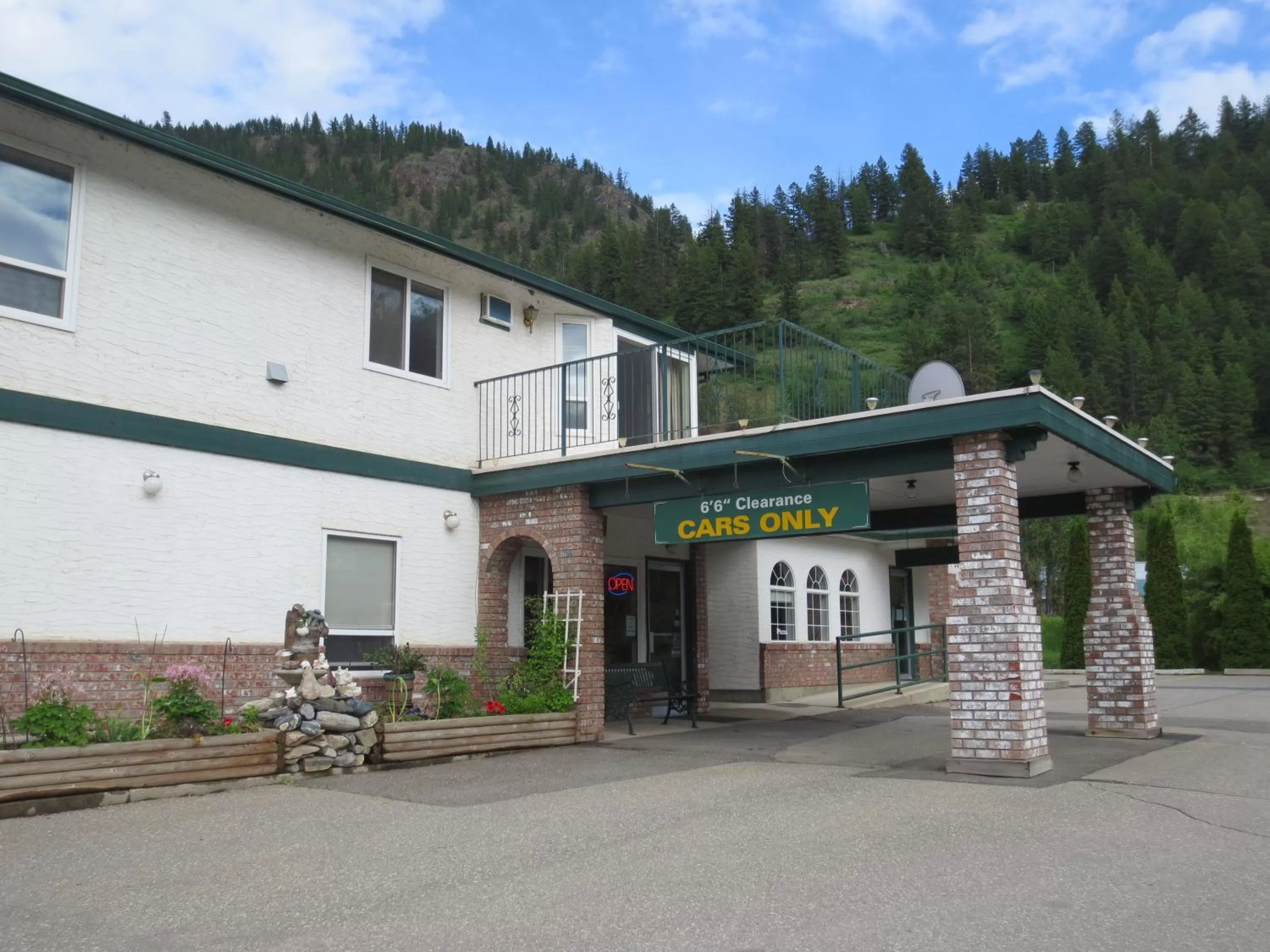 Facade/entrance in Chase Country Inn
