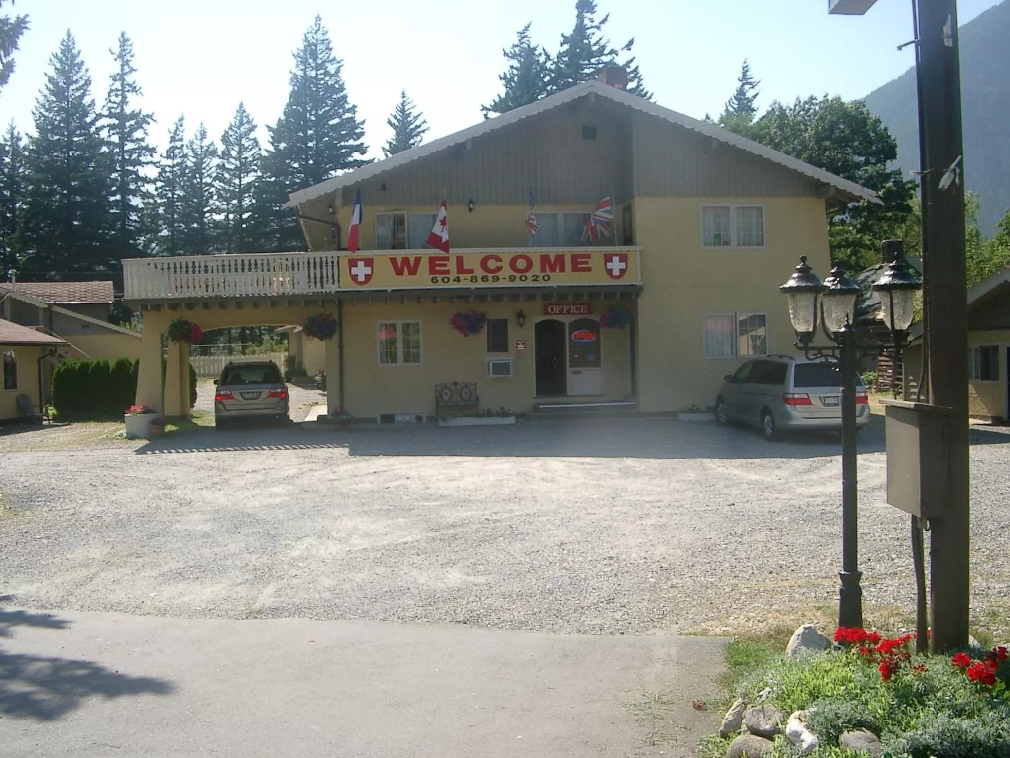 Lobby or reception in Swiss Chalets Motel