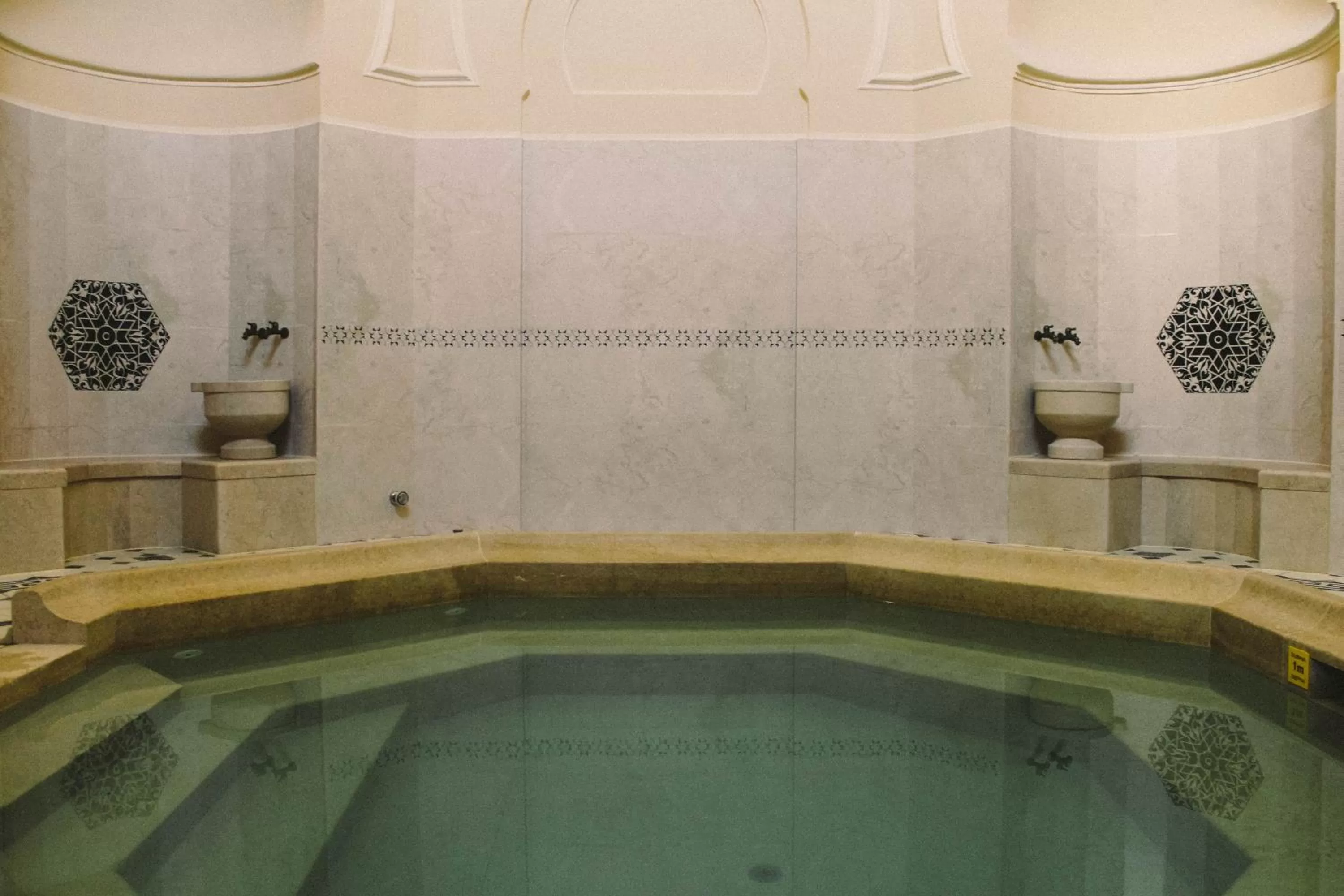 Hot Tub in İsa Begov Hamam Hotel