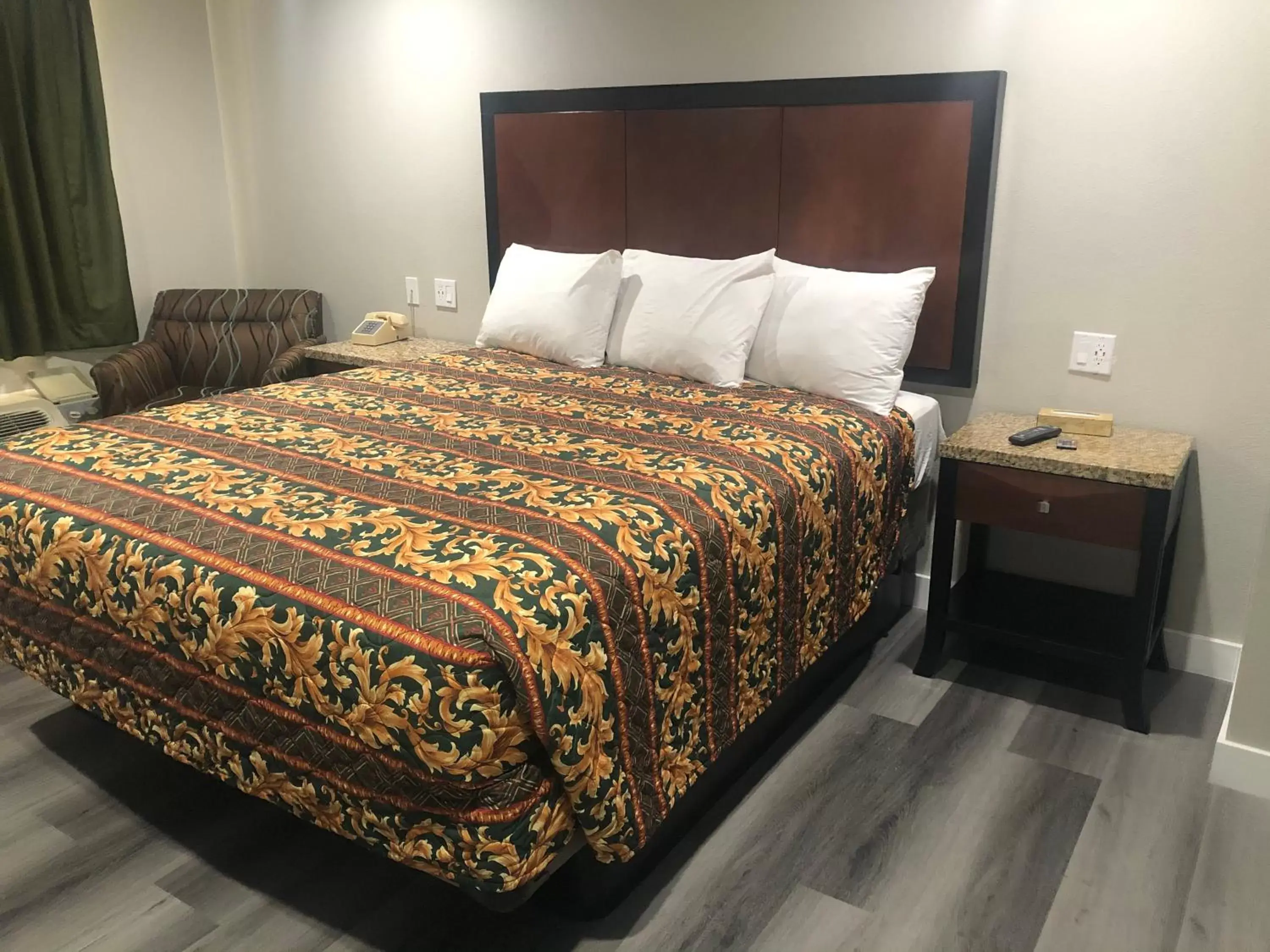 Bed in Economy Inn - Ontario Airport