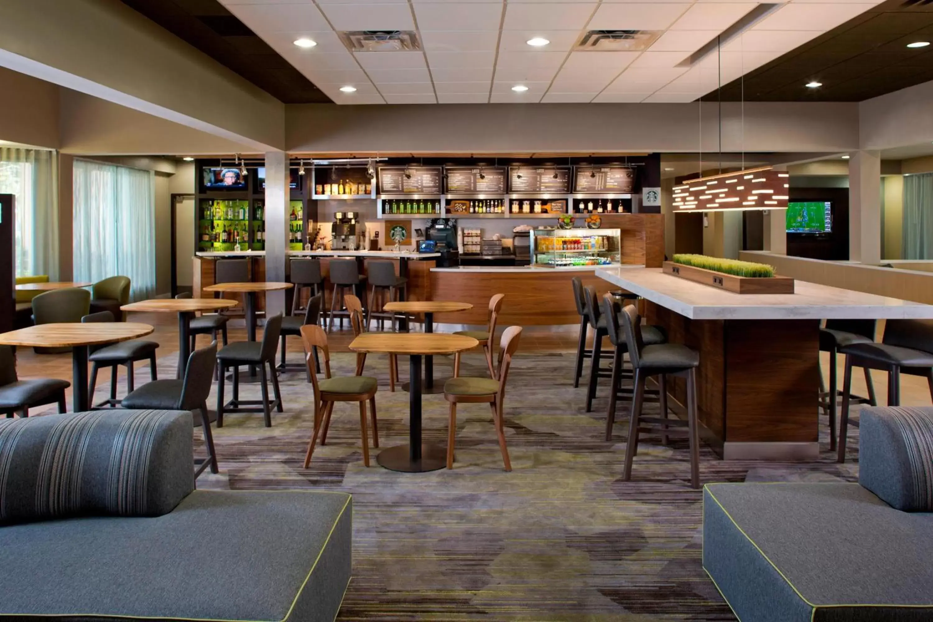 Restaurant/places to eat, Lounge/Bar in Courtyard Orlando International Drive/Convention Center