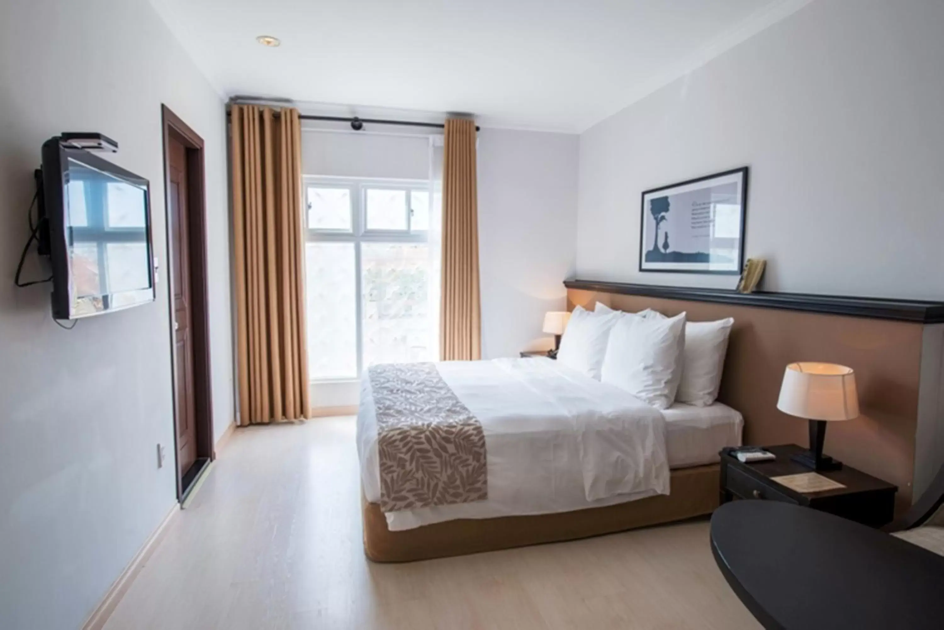 Photo of the whole room, Bed in The Alcove Library Hotel