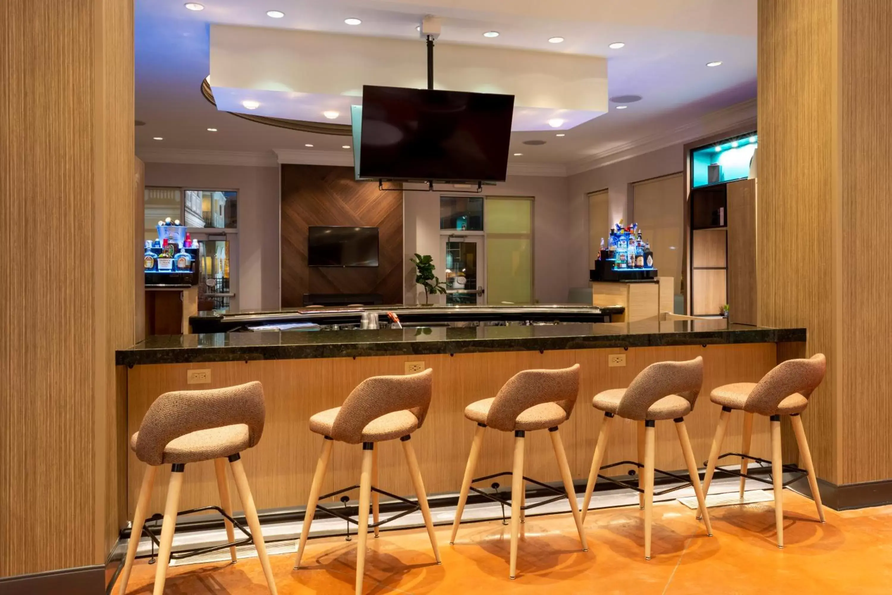 Lounge or bar in Holiday Inn Hotel & Suites Maple Grove Northwest Minneapolis-Arbor Lakes, an IHG Hotel