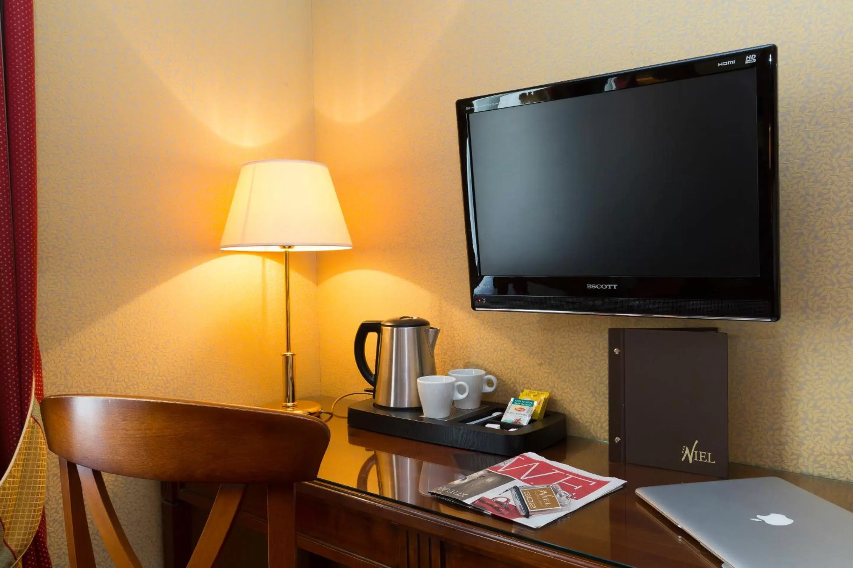 TV and multimedia, TV/Entertainment Center in Elysees Niel Hotel
