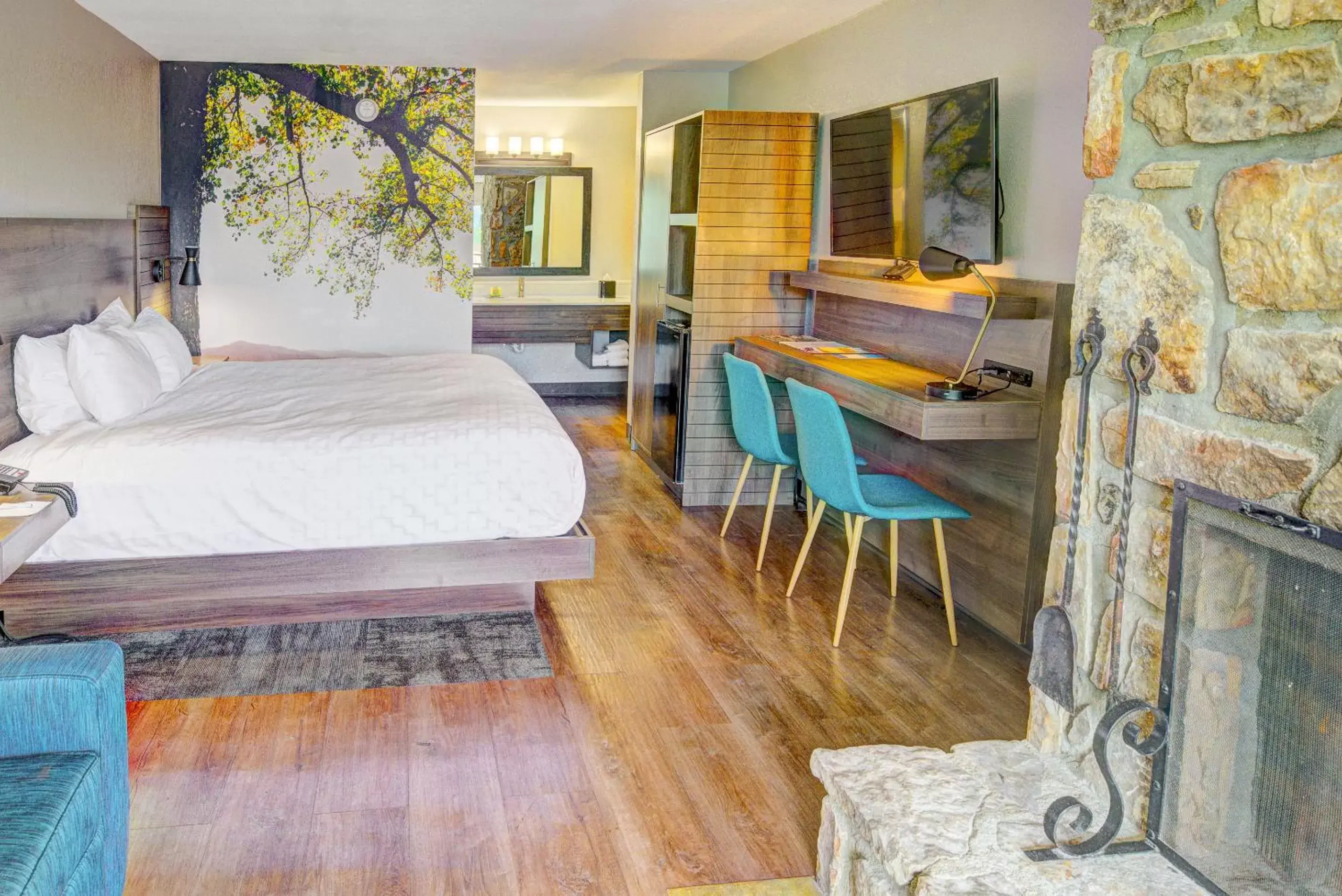 Guests, Bed in Clarion Pointe Downtown Gatlinburg Guests, Bed in Clarion Pointe Downtown Gatlinburg