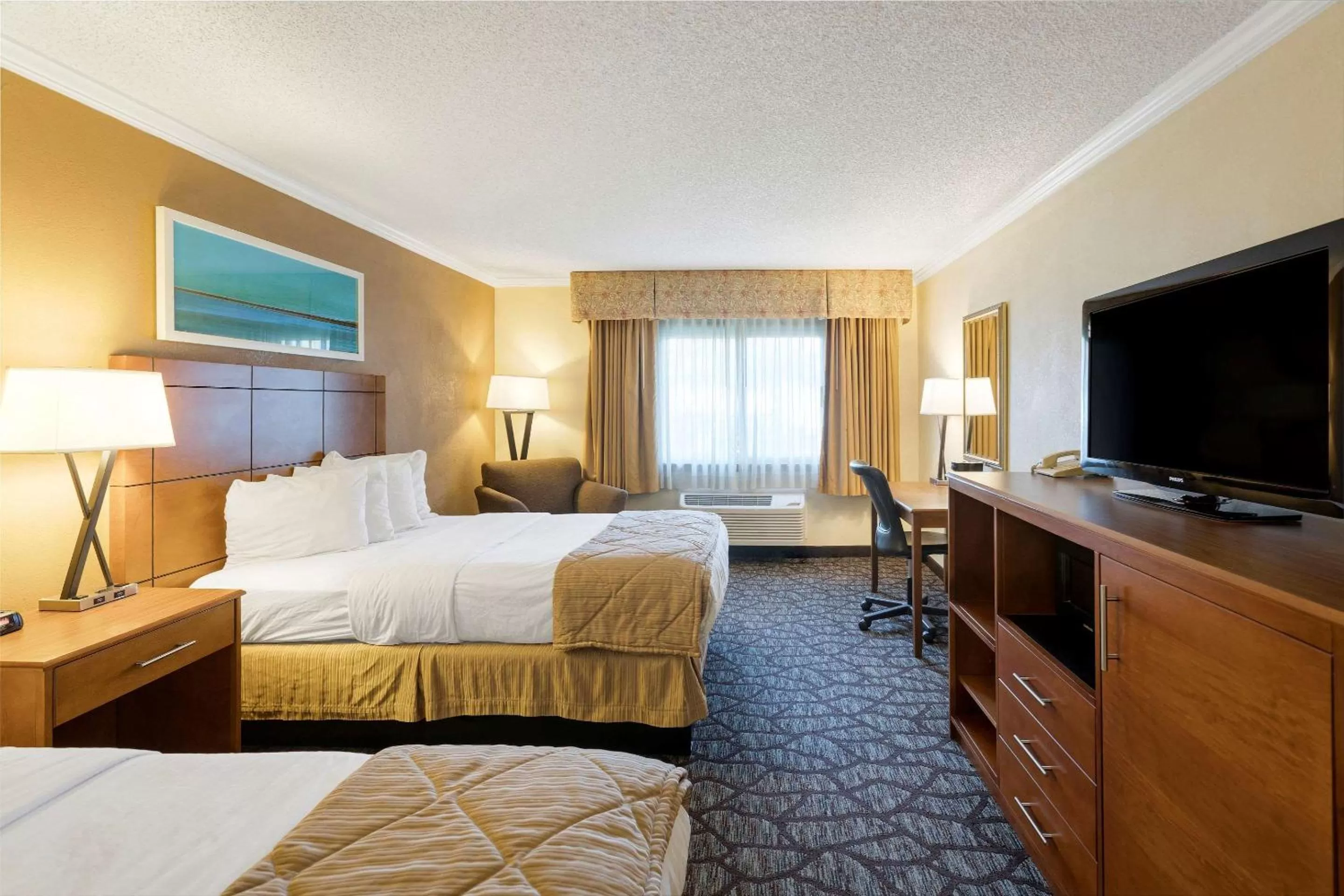 Photo of the whole room, Bed in Clarion Hotel Detroit Metro Airport