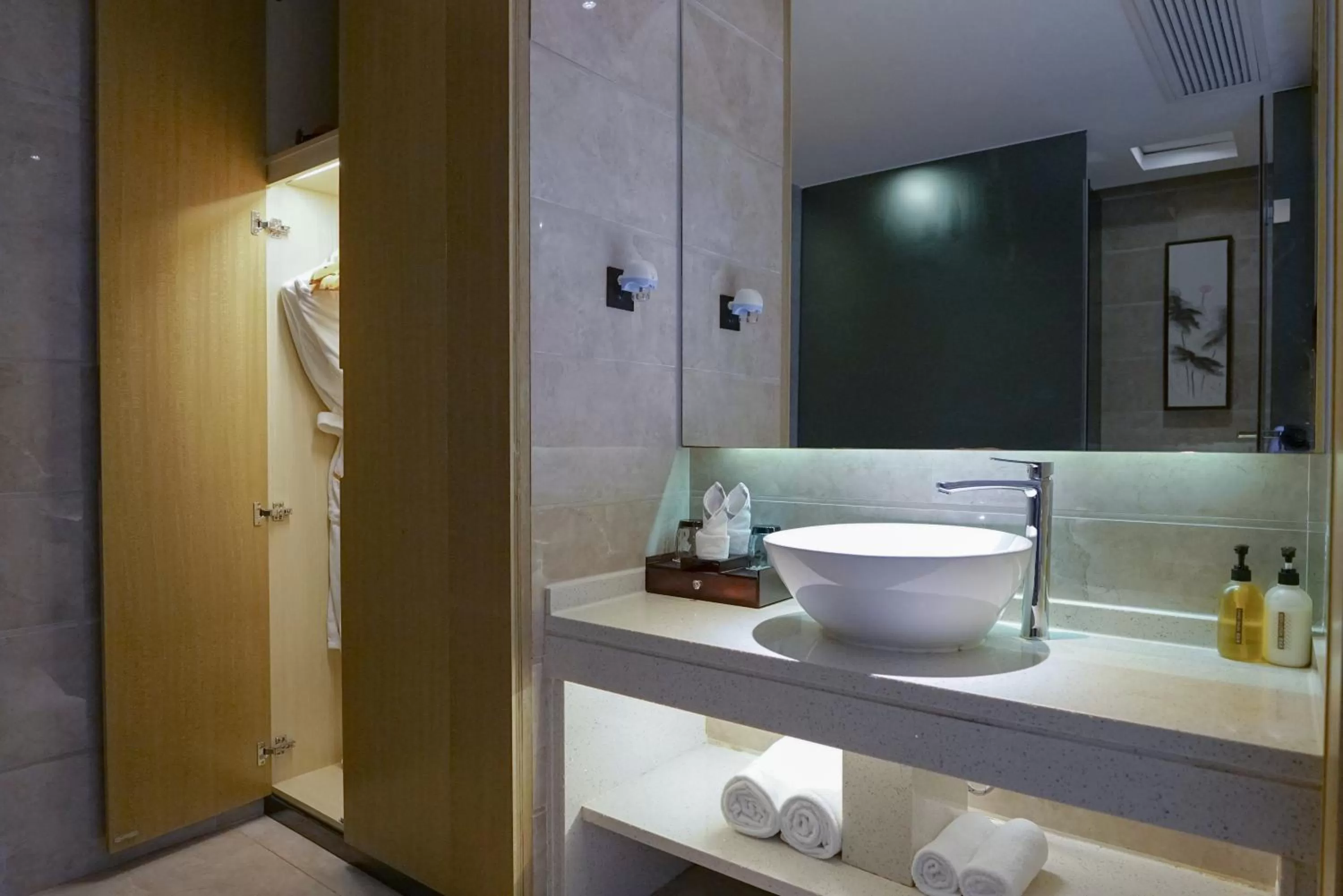 Bathroom in Paco Hotel Tiyuxilu Metro Guangzhou-Free Shuttle Bus fir Canton Fair