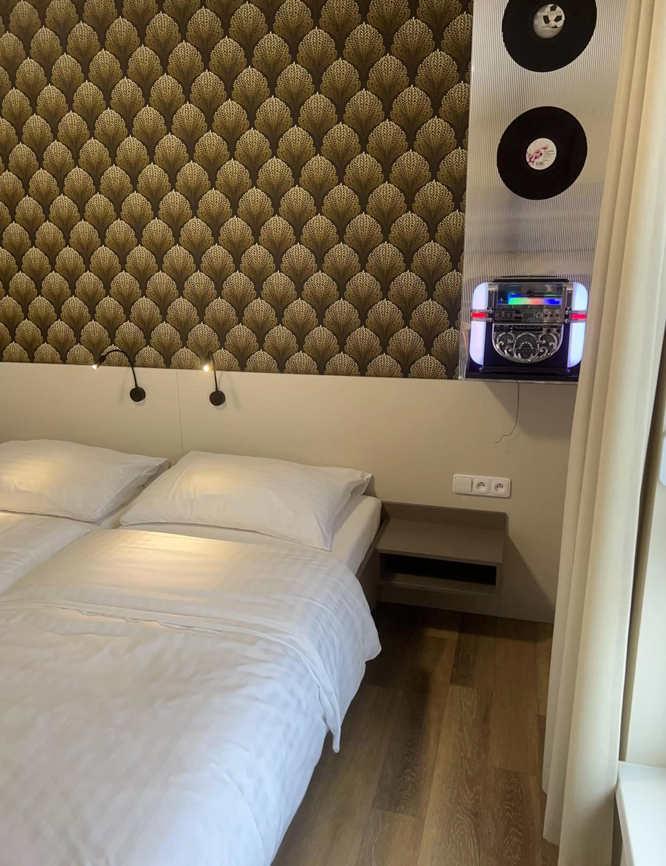 Bed in Jukebox Hotel