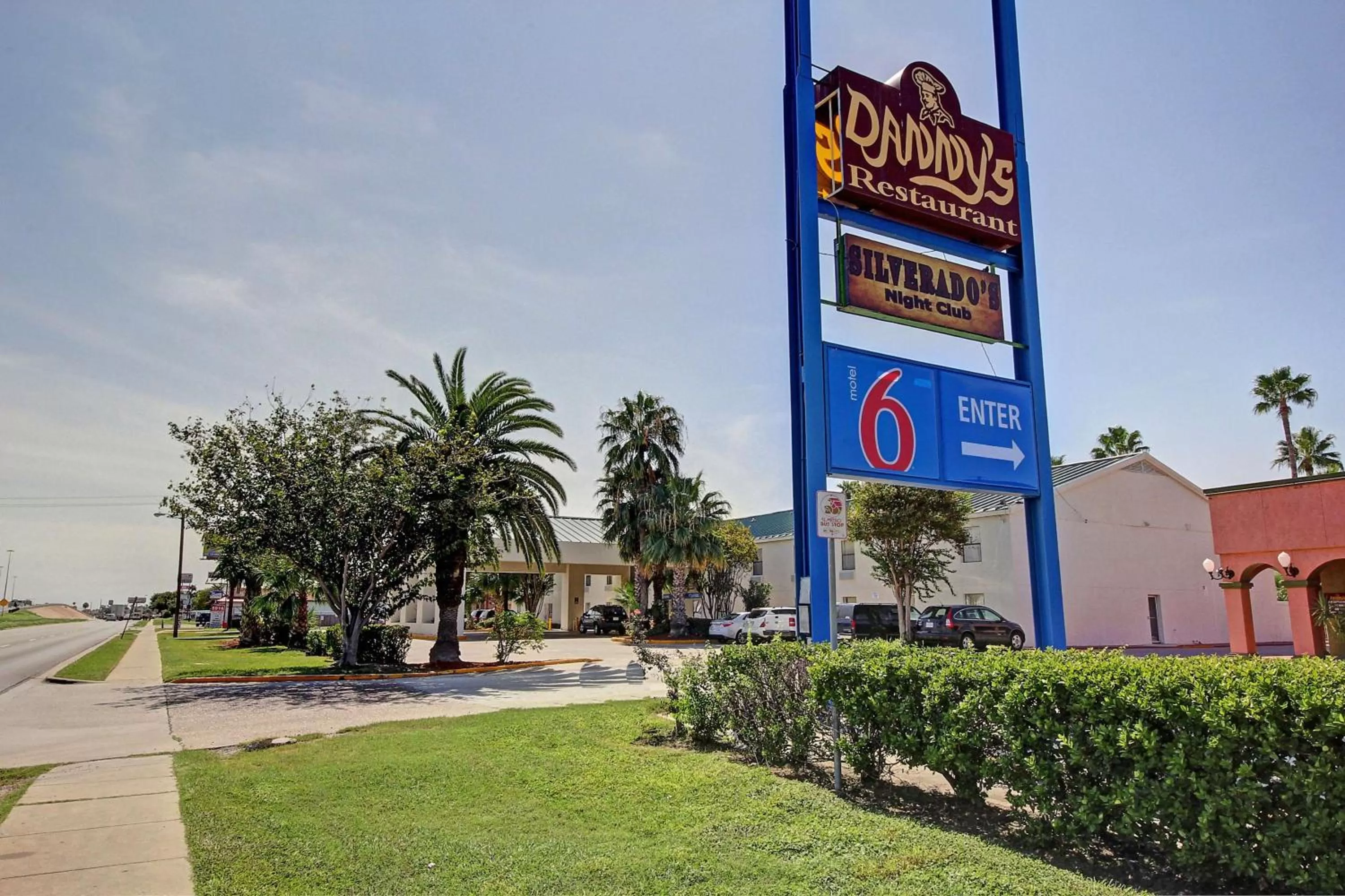 Property building in Motel 6-Laredo, TX - North I-35