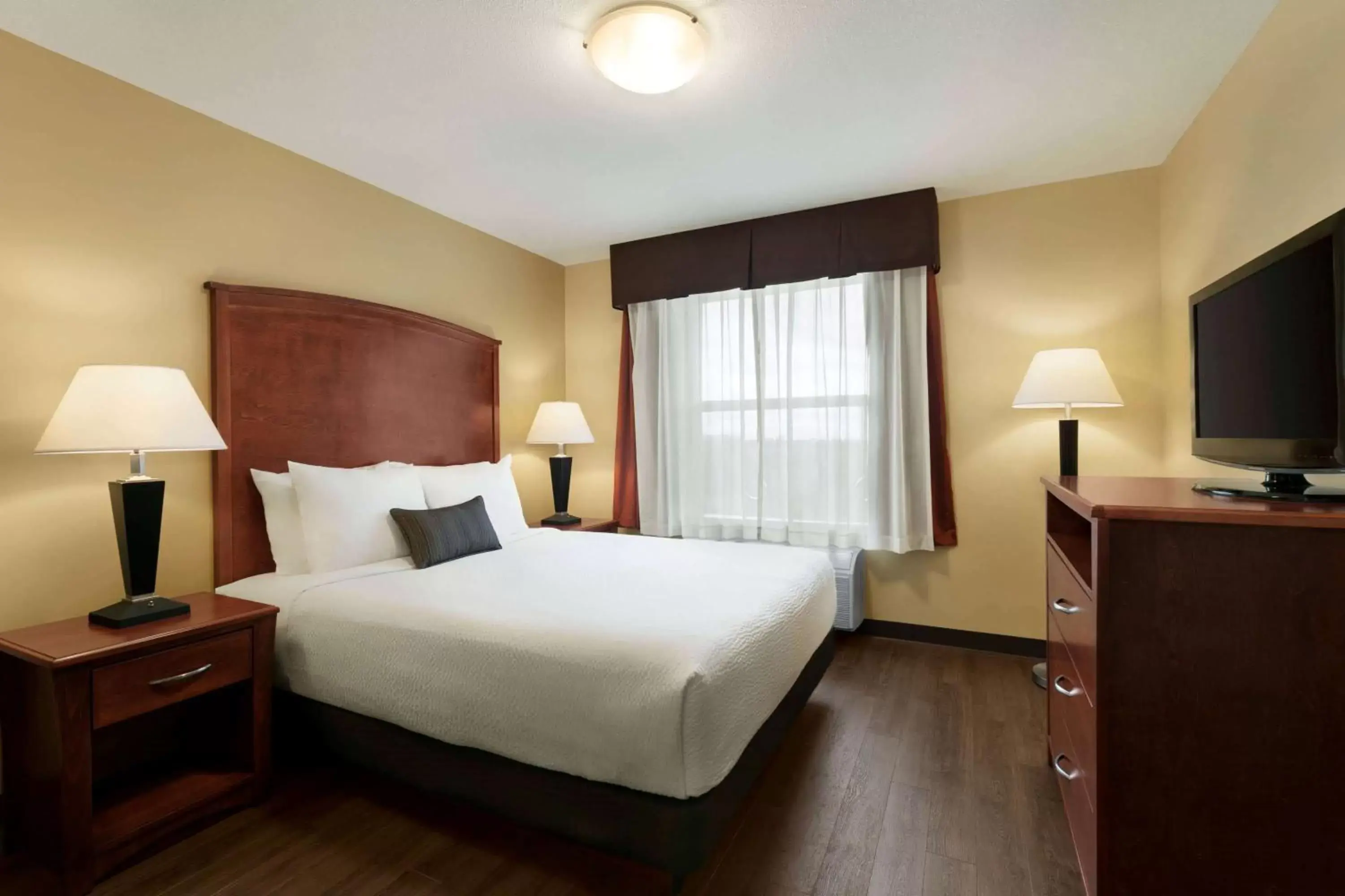 Photo of the whole room, Bed in Days Inn & Suites by Wyndham Sherwood Park Edmonton