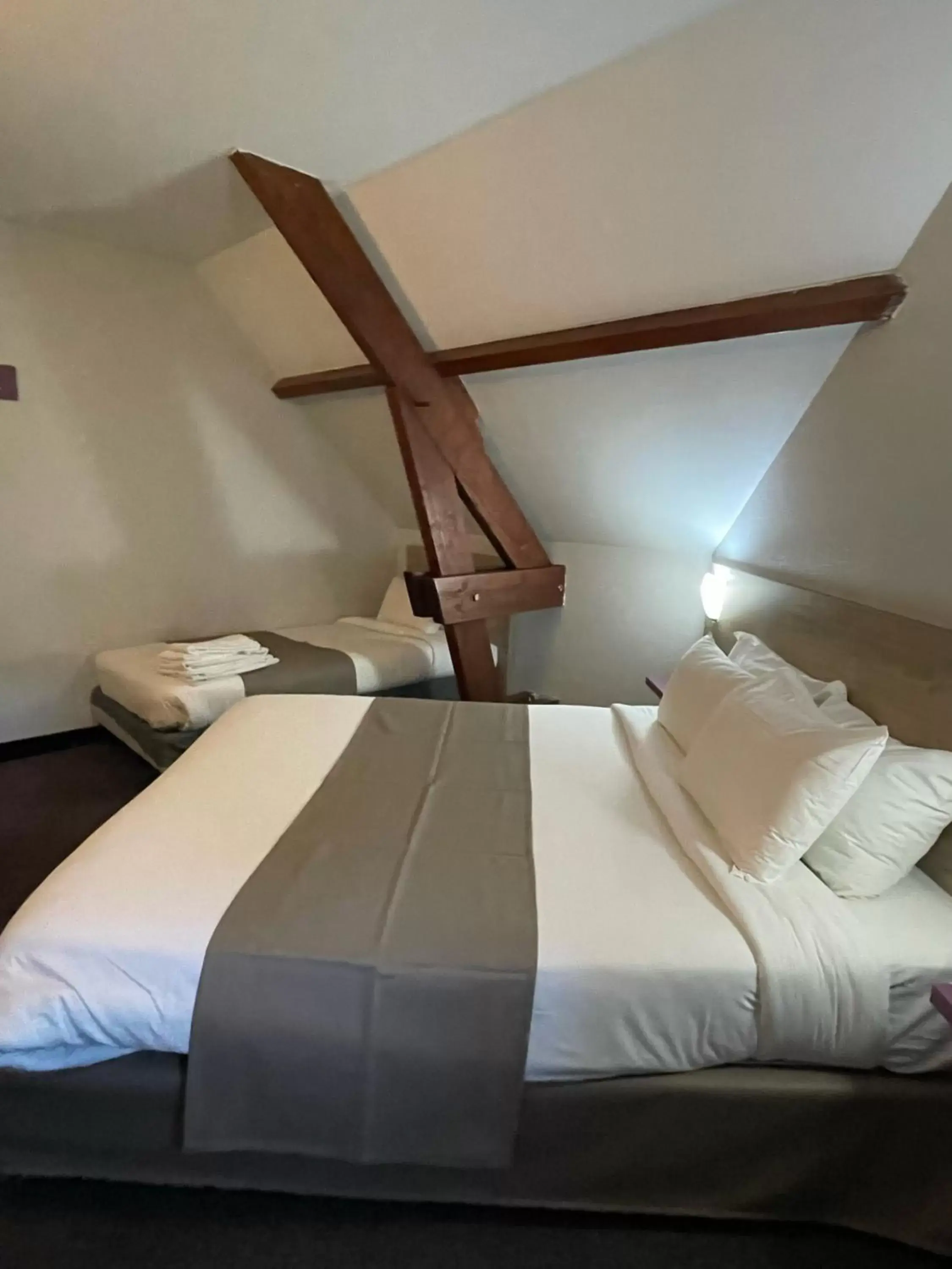 Bed in Kyriad Saint Fargeau Ponthierry - Apollonia