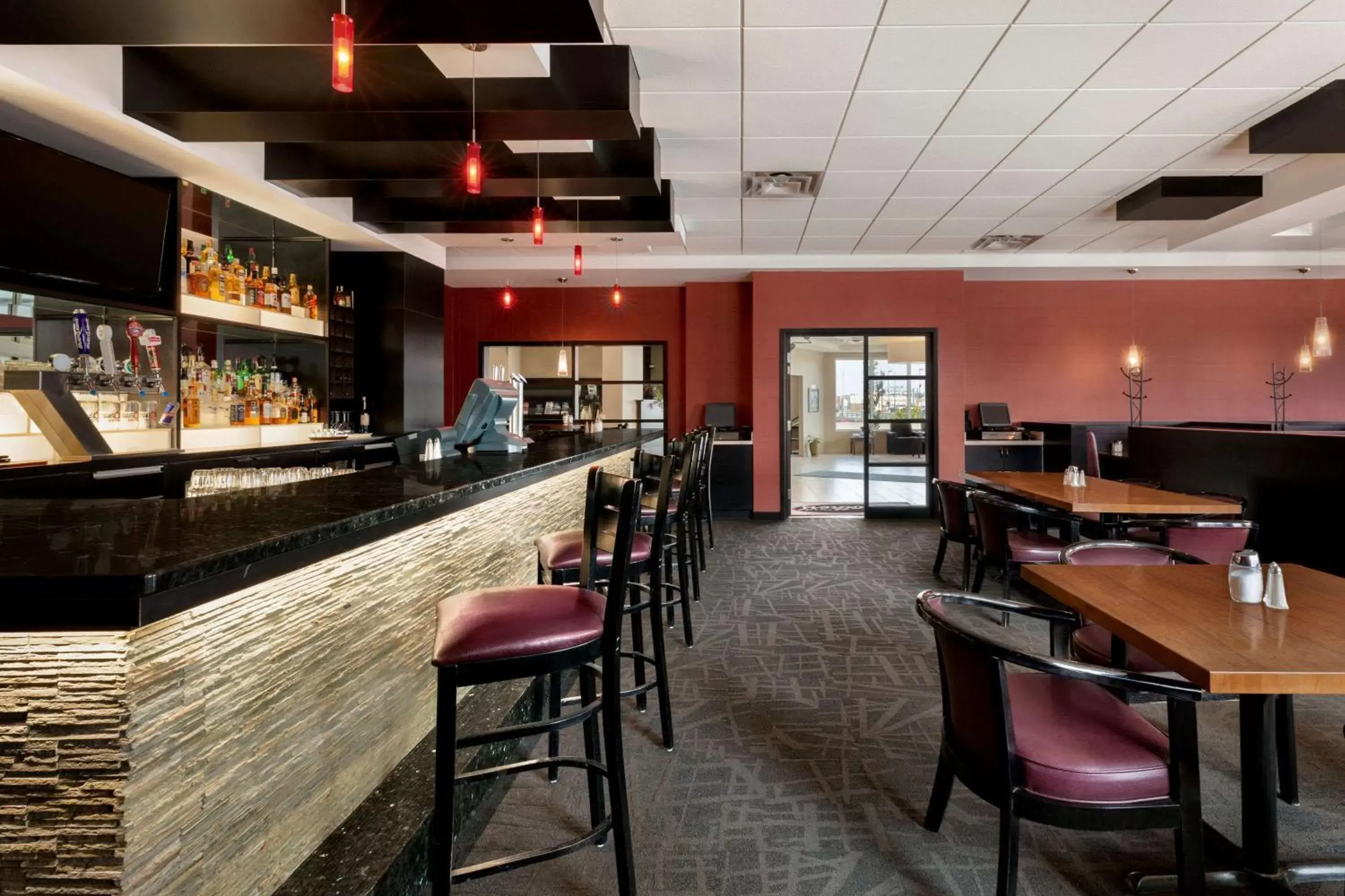 Restaurant/places to eat, Lounge/Bar in Travelodge Hotel by Wyndham Weyburn