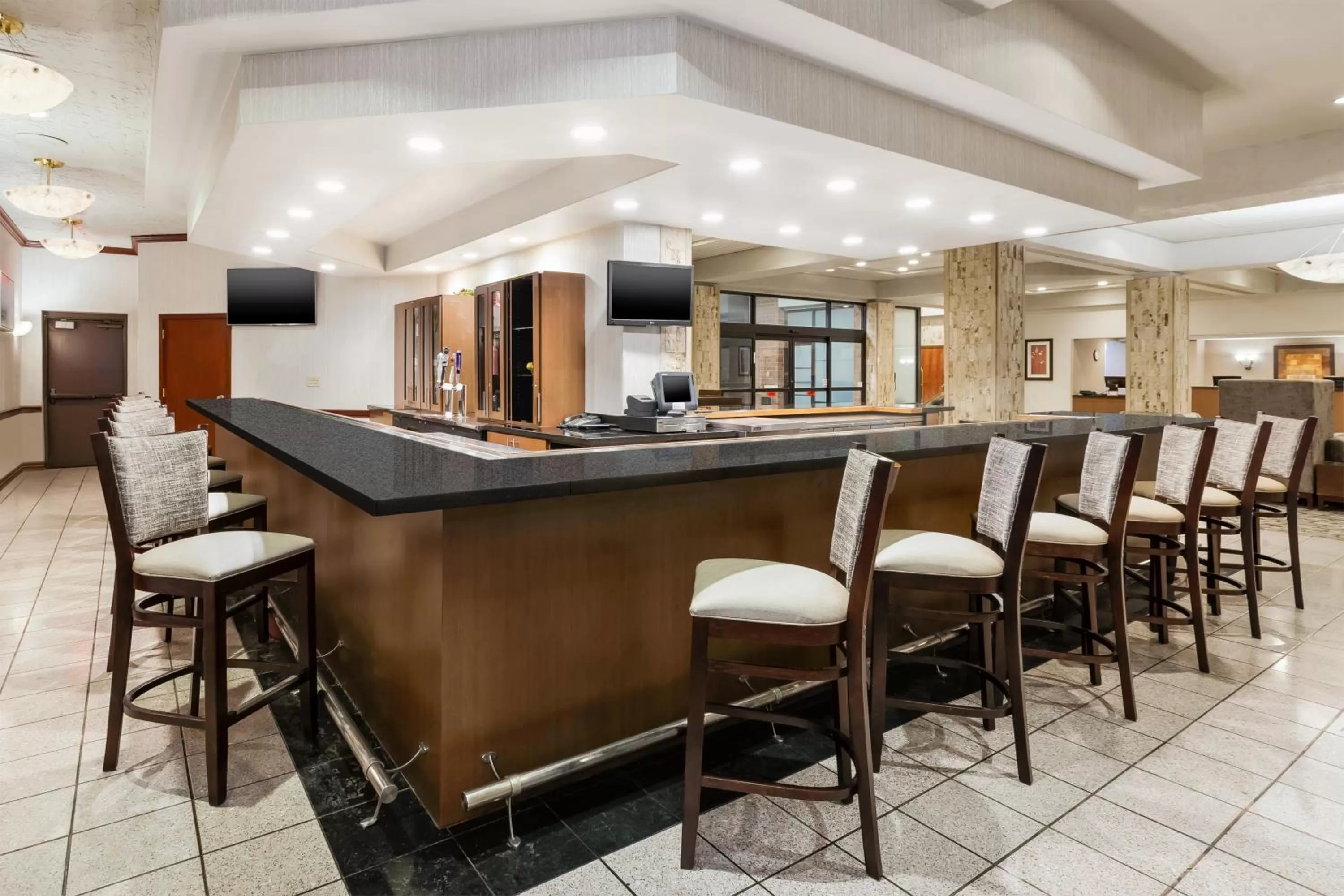 Lounge or bar in Crowne Plaza Columbus North - Worthington by IHG