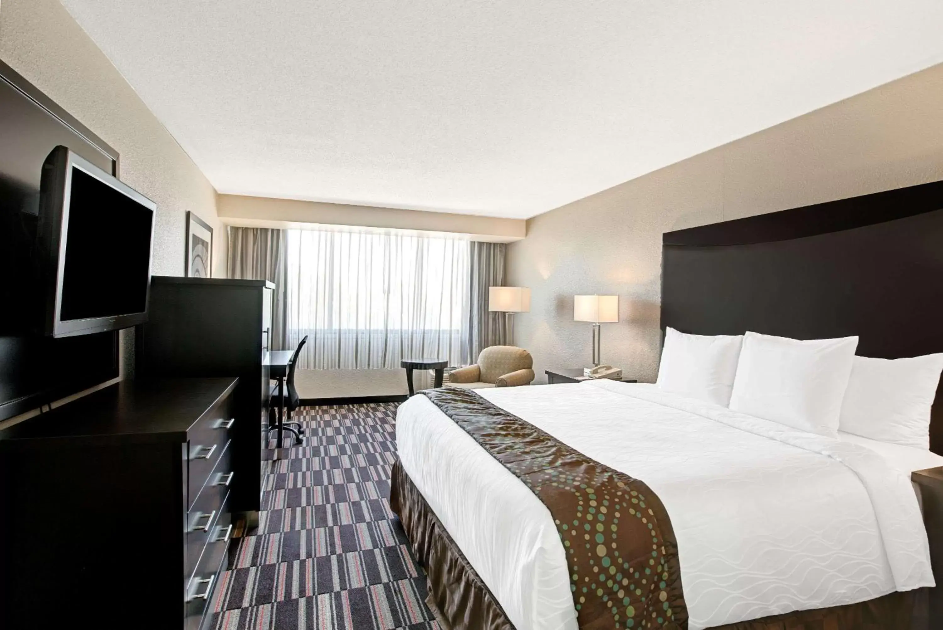 Photo of the whole room, Bed in Ramada Plaza by Wyndham Charlotte South End Airport