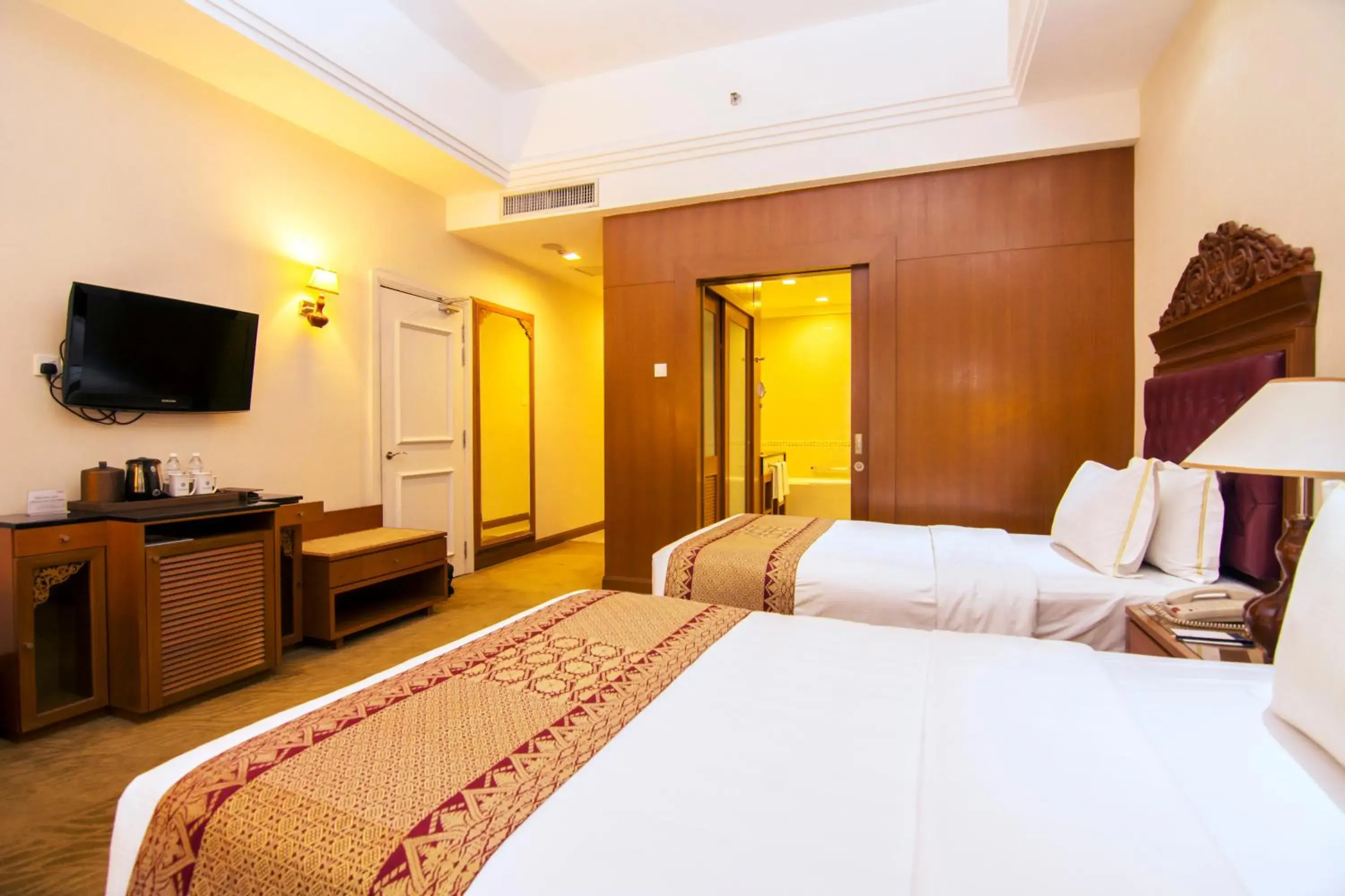 Photo of the whole room, Bed in Royale Chulan Kuala Lumpur