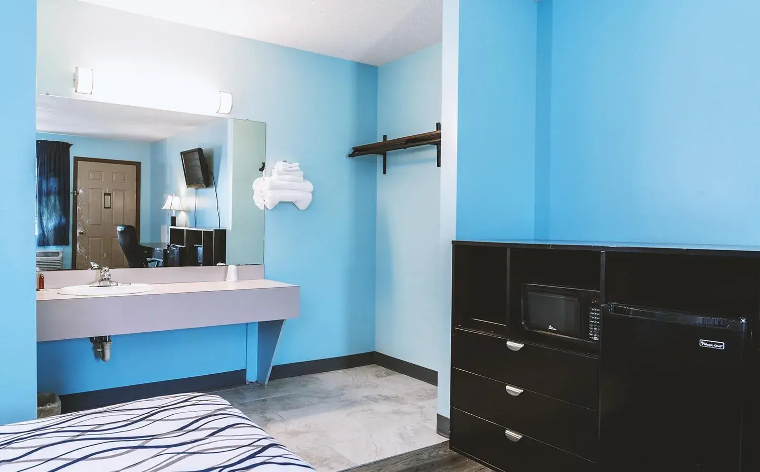 View (from property/room), Bed in Blue Way Inn & Suites Wellington View (from property/room), Bed in Blue Way Inn & Suites Wellington