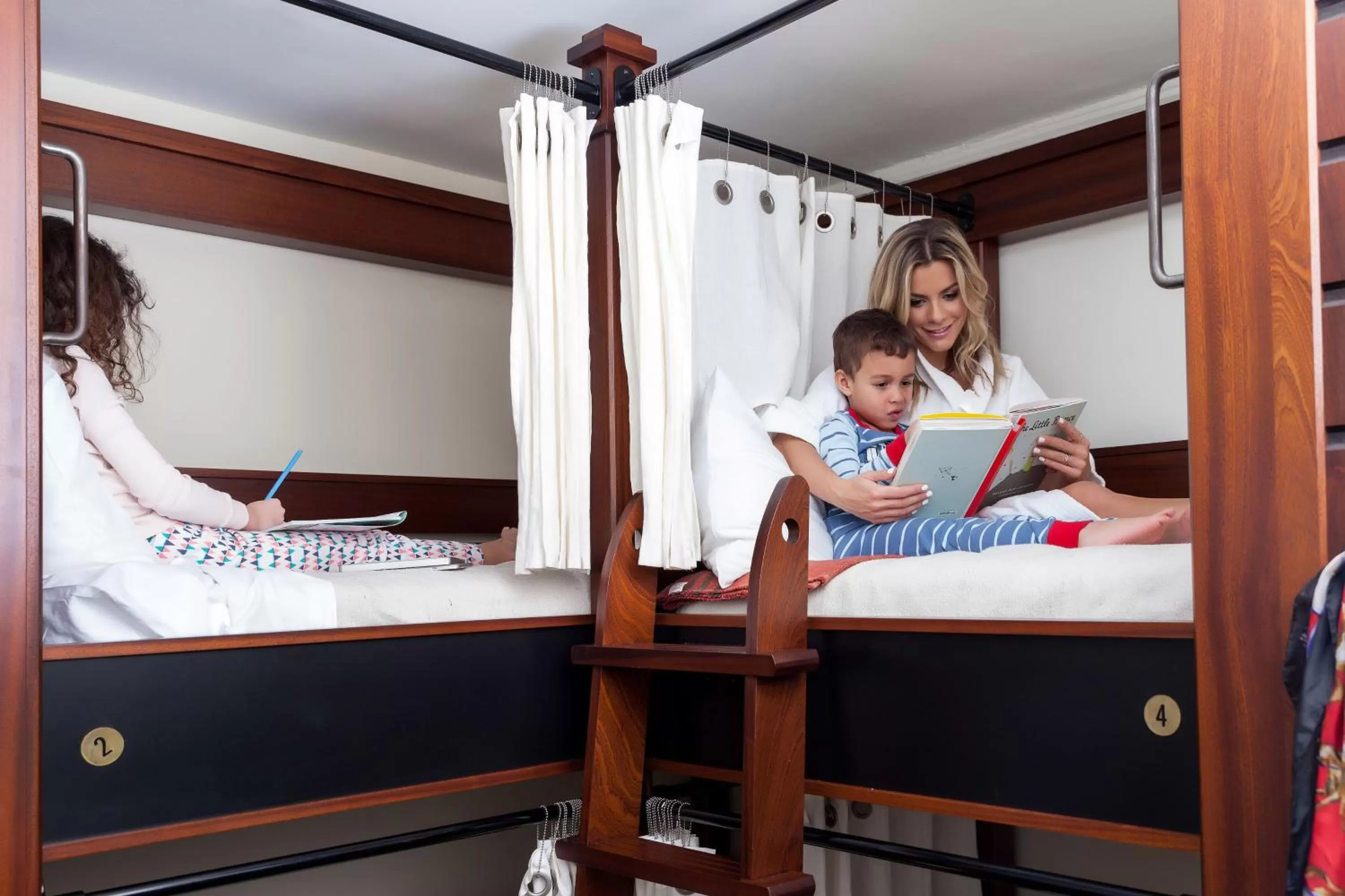 Guests, Bed in Freehand Chicago