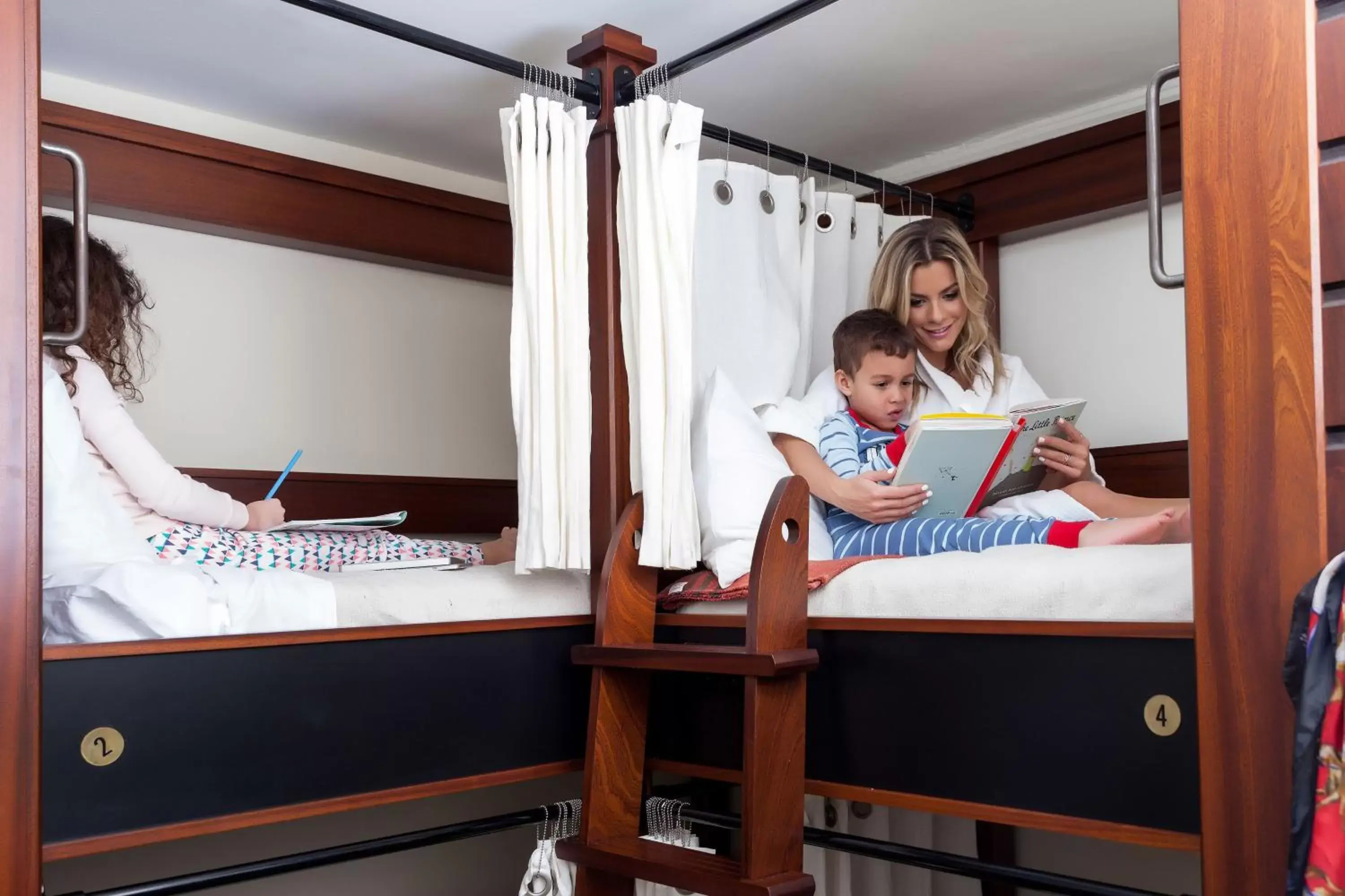 Guests, Bed in Freehand Chicago Guests, Bed in Freehand Chicago