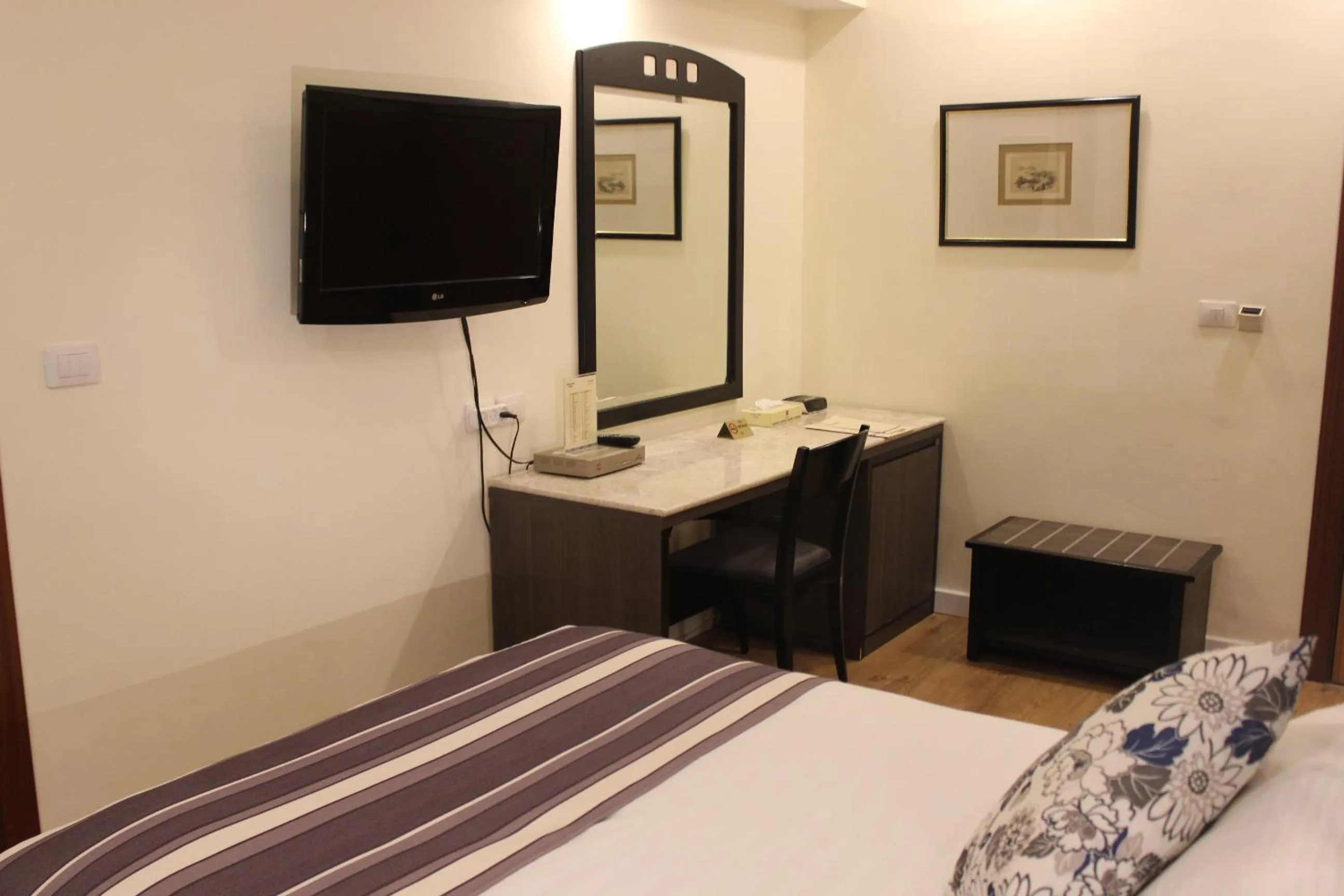 Bedroom, Bed in Ambassador Hotel