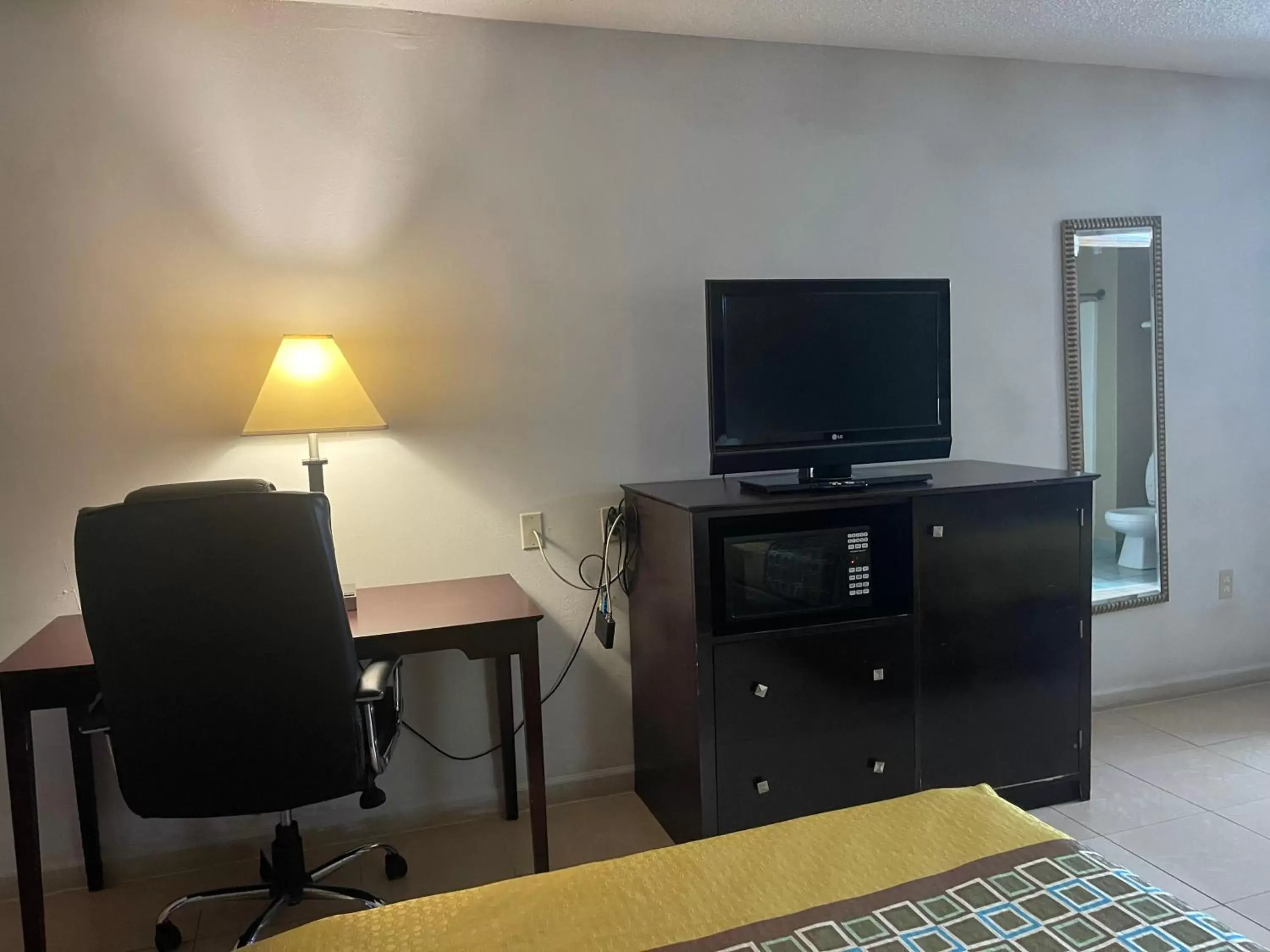 TV and multimedia, TV/Entertainment Center in Highland Inn Denham Springs Baton Rouge East