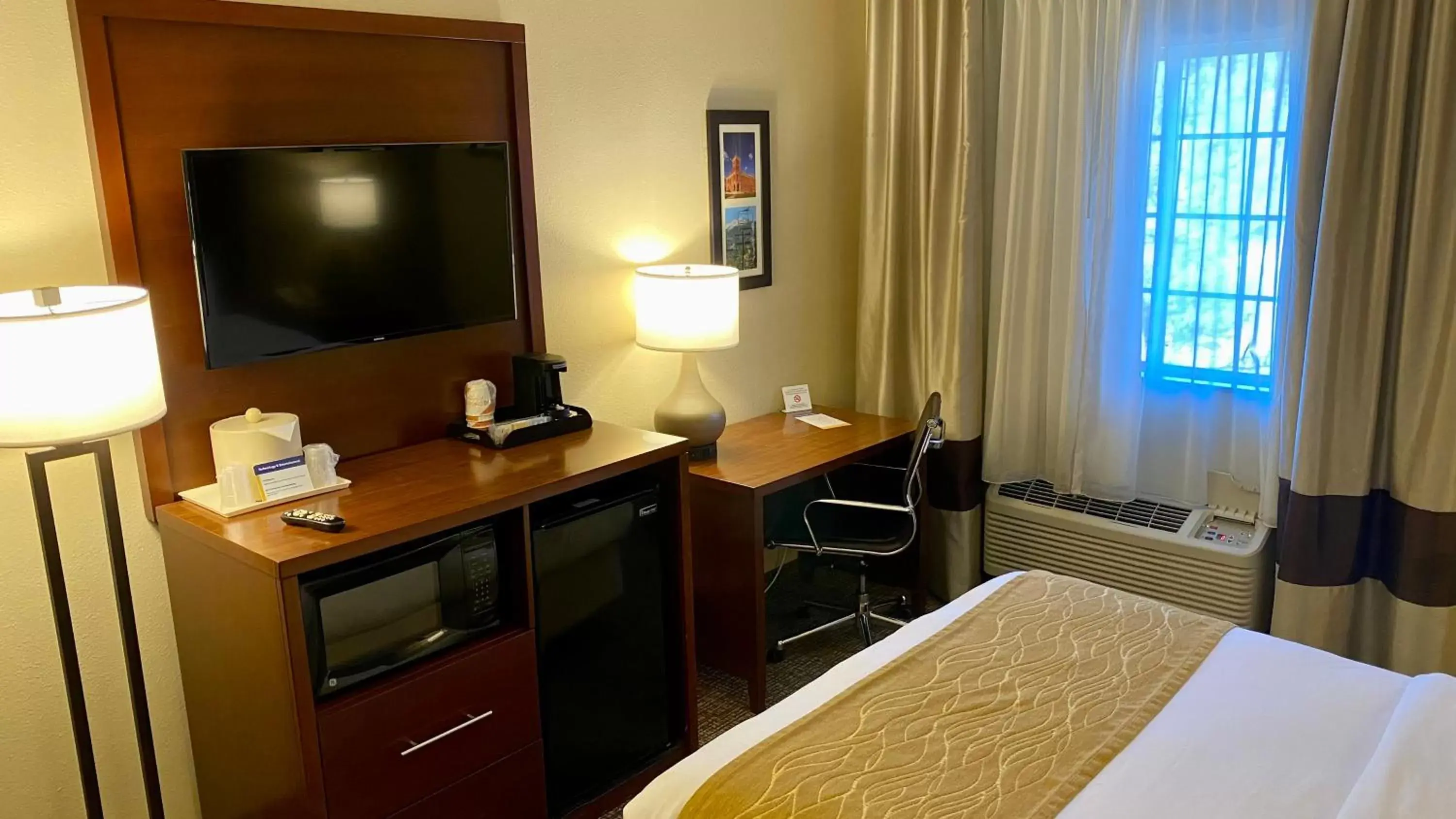 Property building, Bed in Comfort Inn Flagstaff South I-17 Property building, Bed in Comfort Inn Flagstaff South I-17