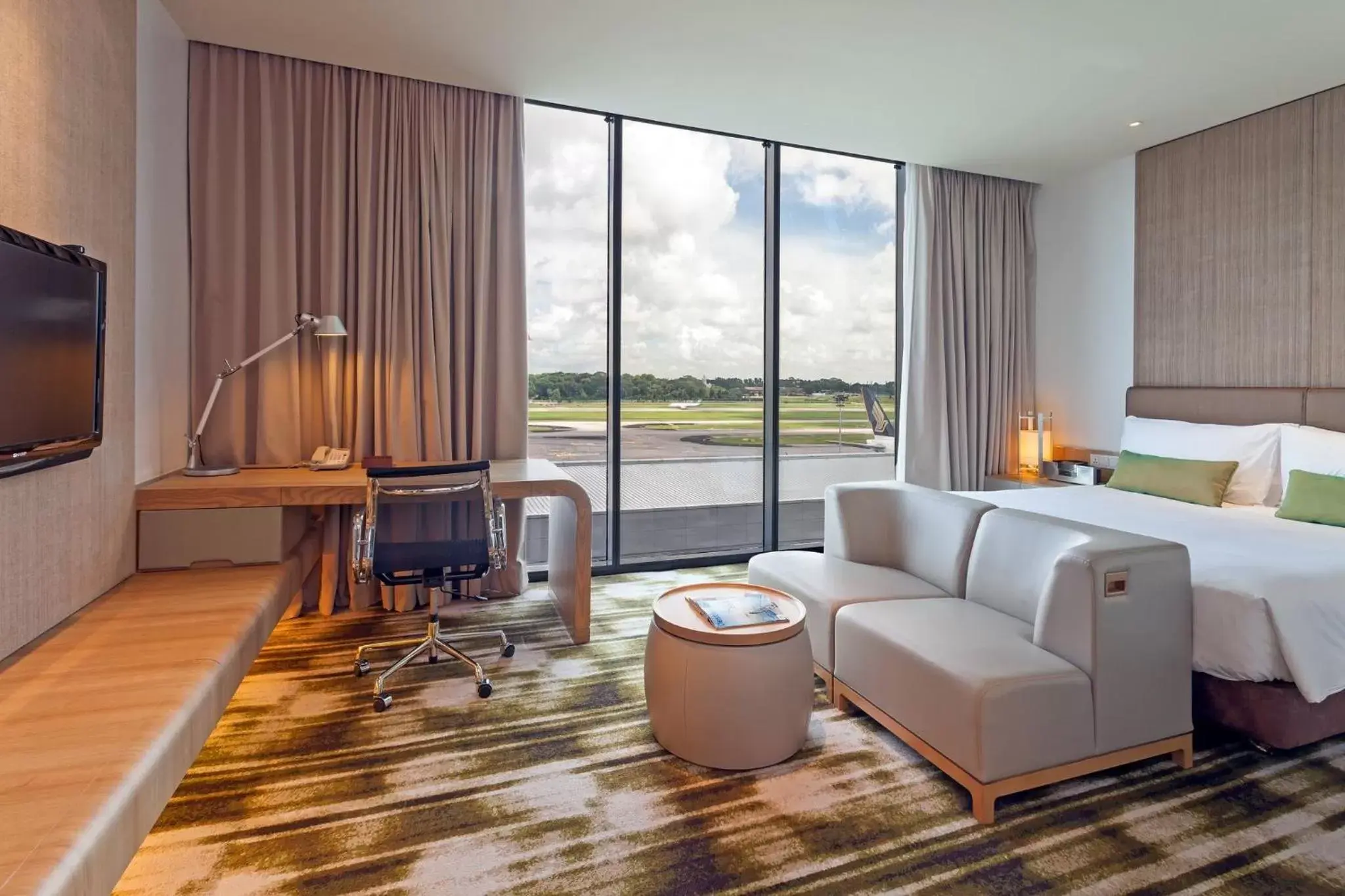 Photo of the whole room, Seating Area in Crowne Plaza Changi Airport, an IHG Hotel