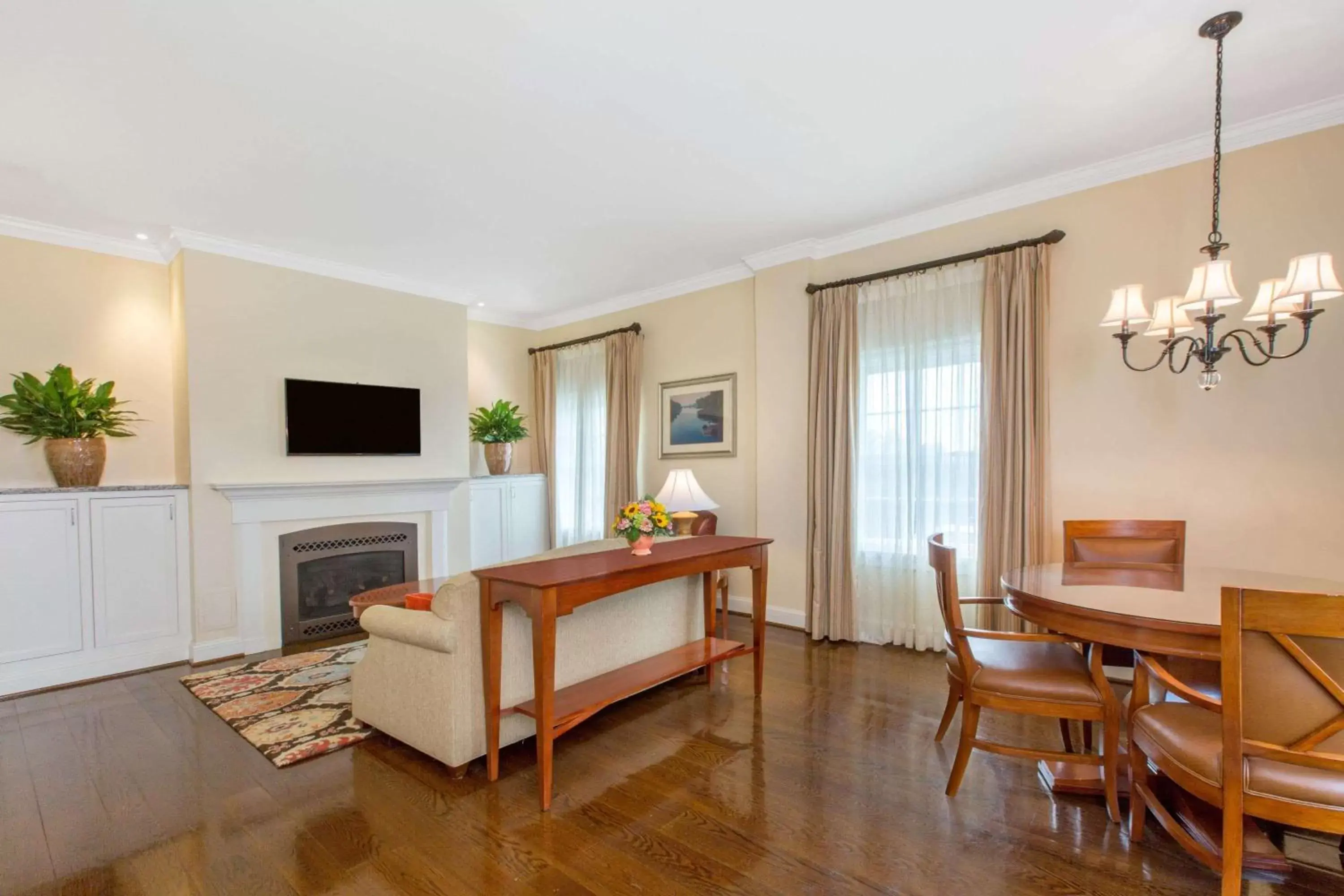 Photo of the whole room, TV/Entertainment Center in The George Washington - A Wyndham Grand Hotel