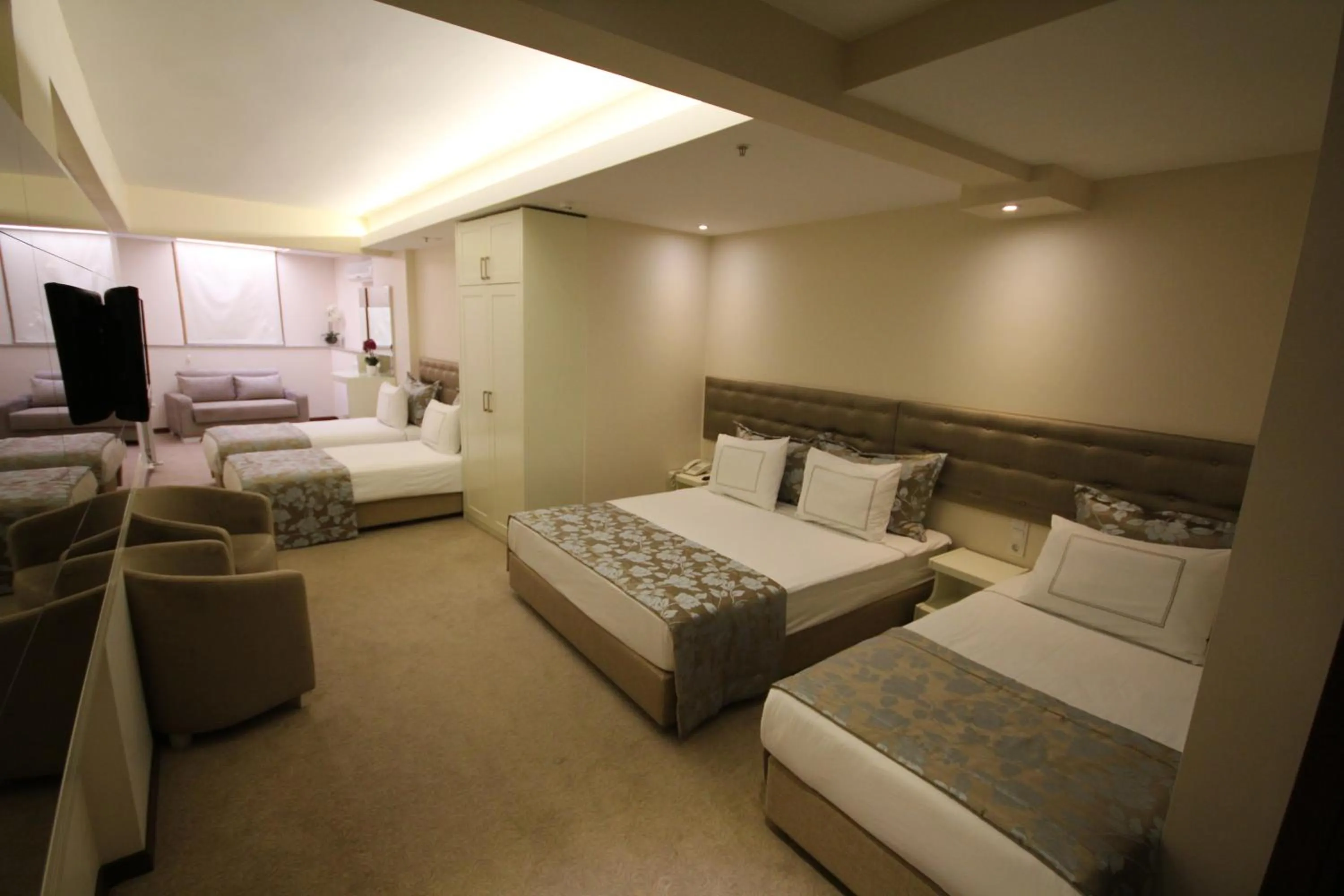 Photo of the whole room, Bed in Grand Washington Hotel