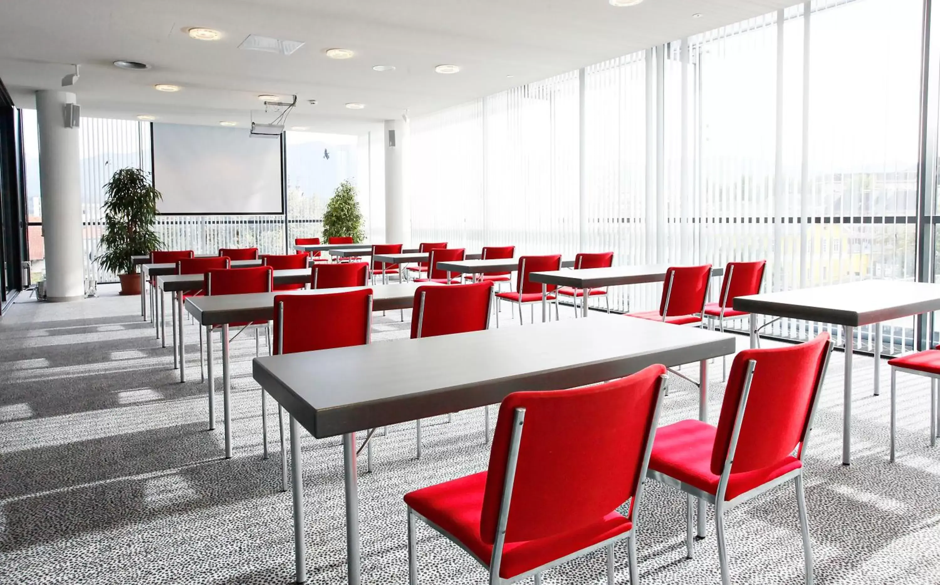 Meeting/conference room, Restaurant/Places to Eat in voco® Villach, an IHG Hotel