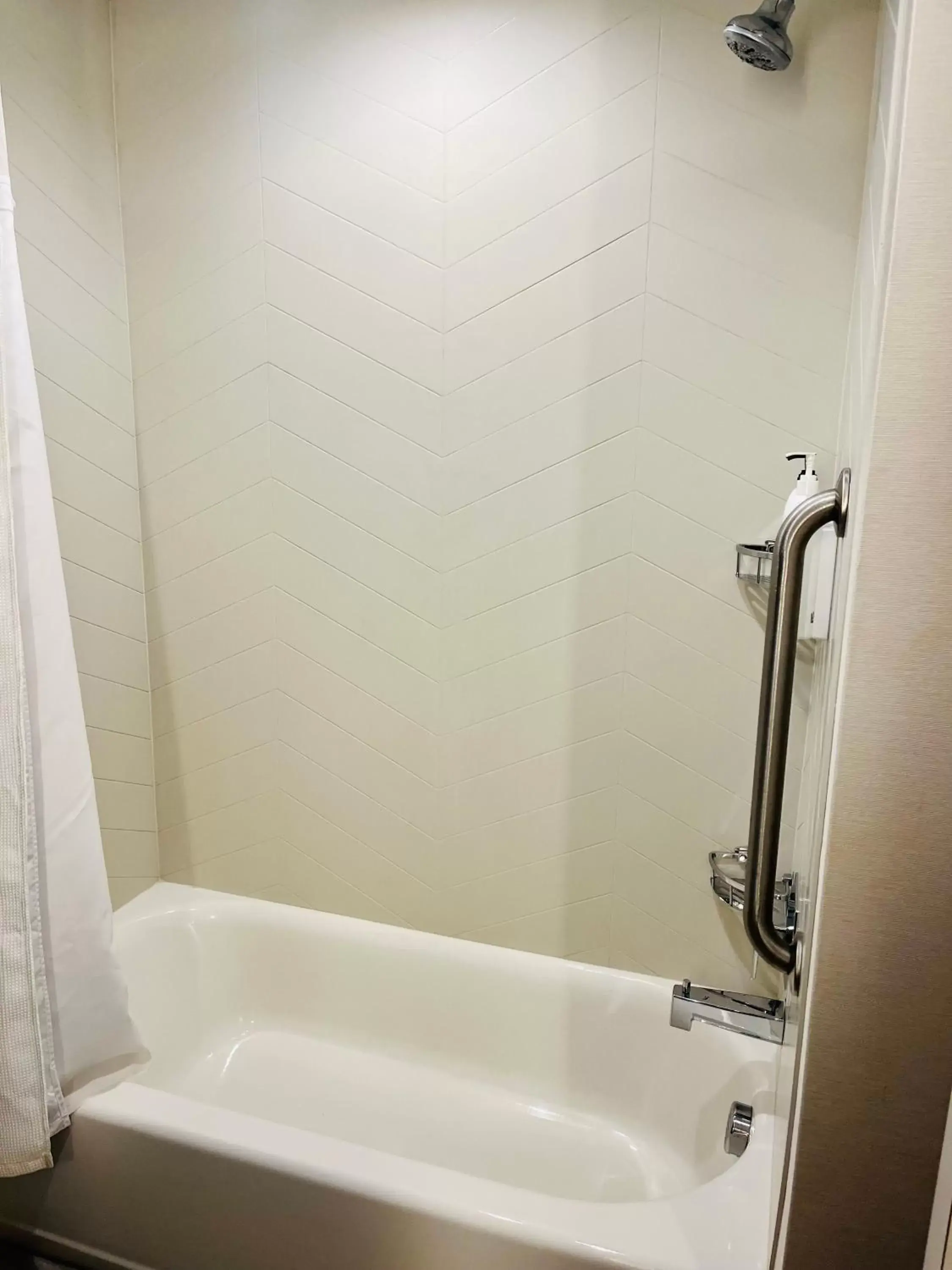 Bath, Bathroom in Fairfield Inn & Suites by Marriott Staunton