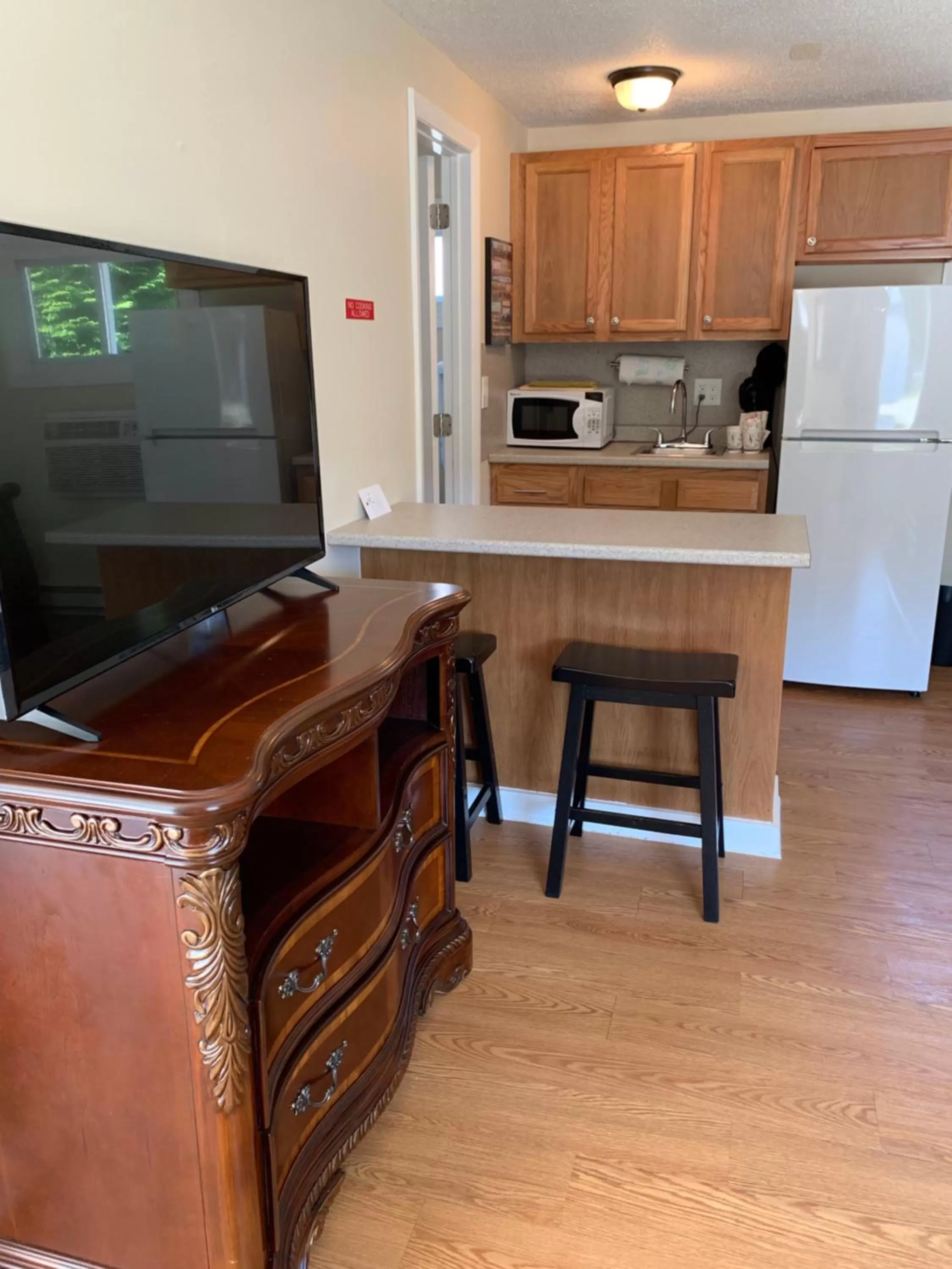 TV/Entertainment Center in Shore Road Inn