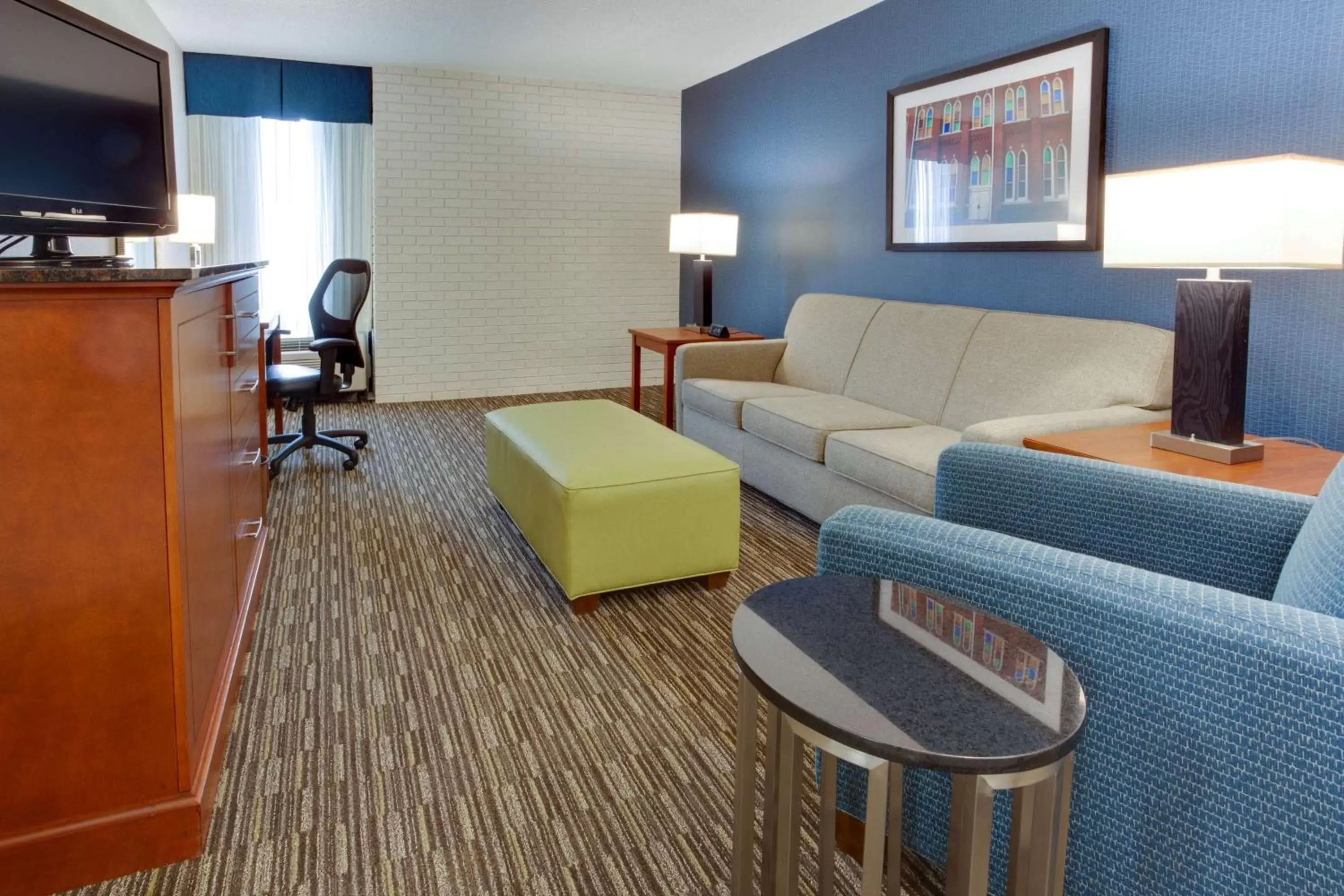 Photo of the whole room, Seating Area in Drury Inn & Suites Nashville Airport