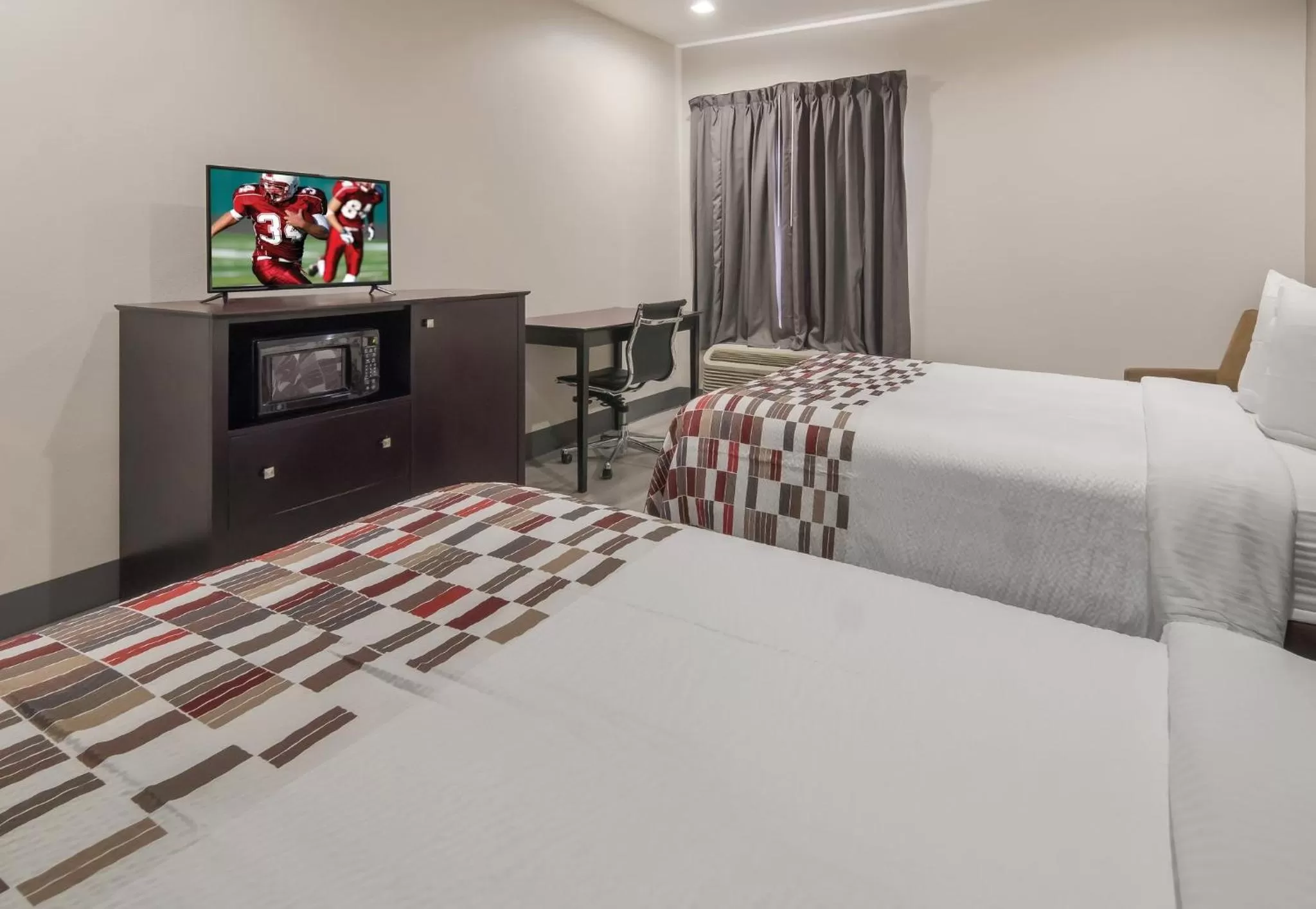 Photo of the whole room, Bed in Red Roof Inn Terrell