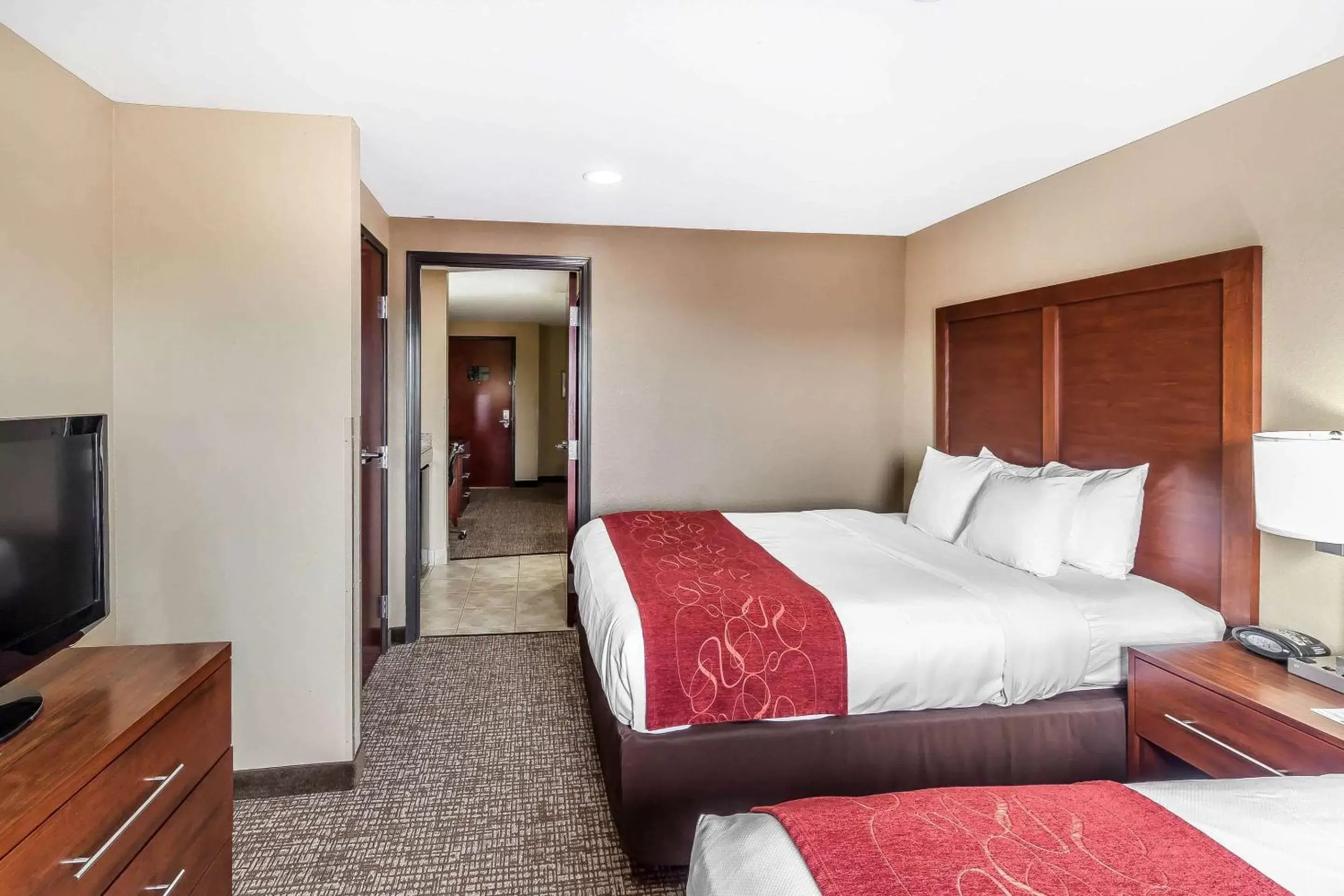 Photo of the whole room, Bed in Comfort Suites Yukon - SW Oklahoma City