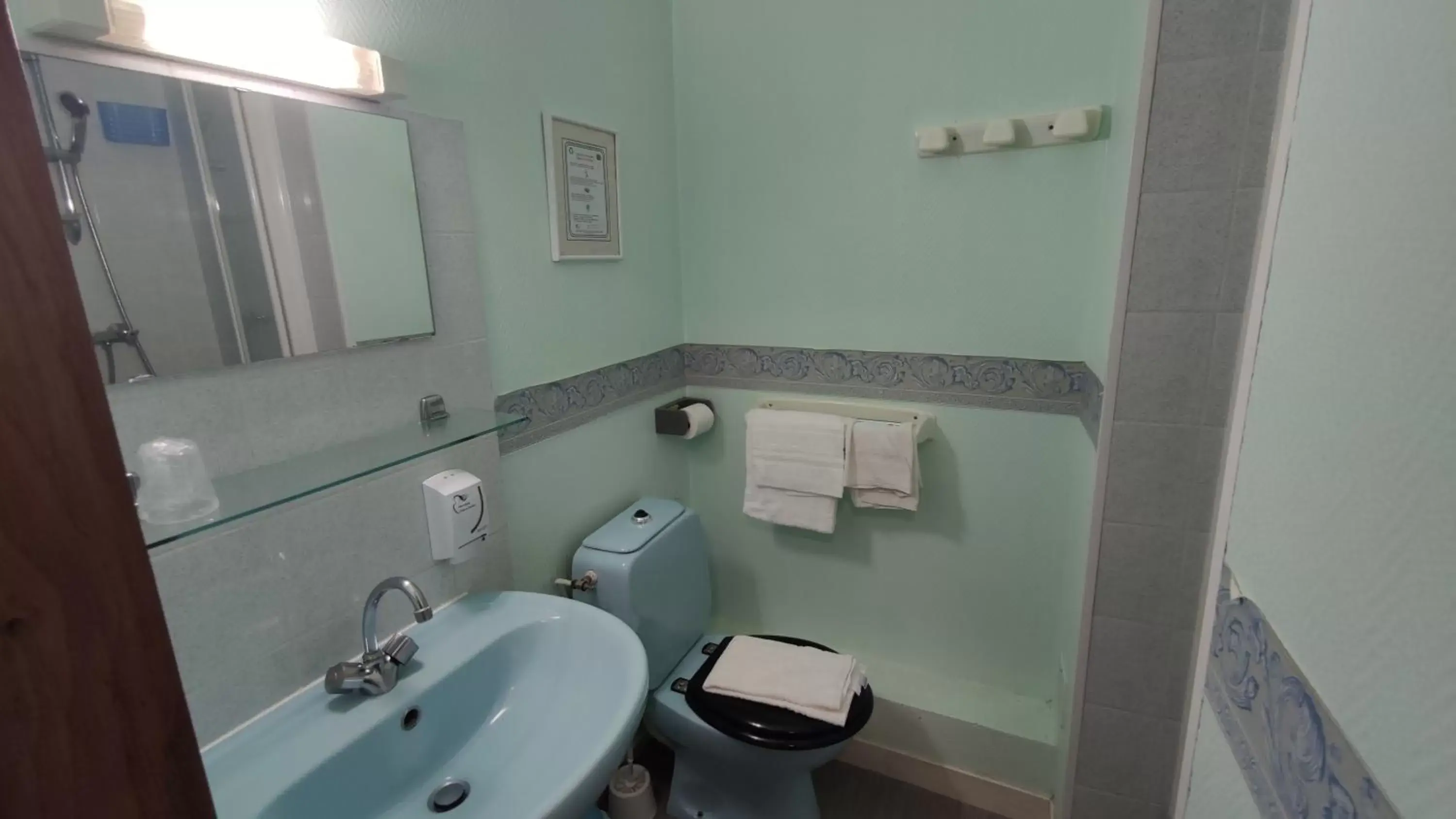 Bathroom in Hotel Angleterre