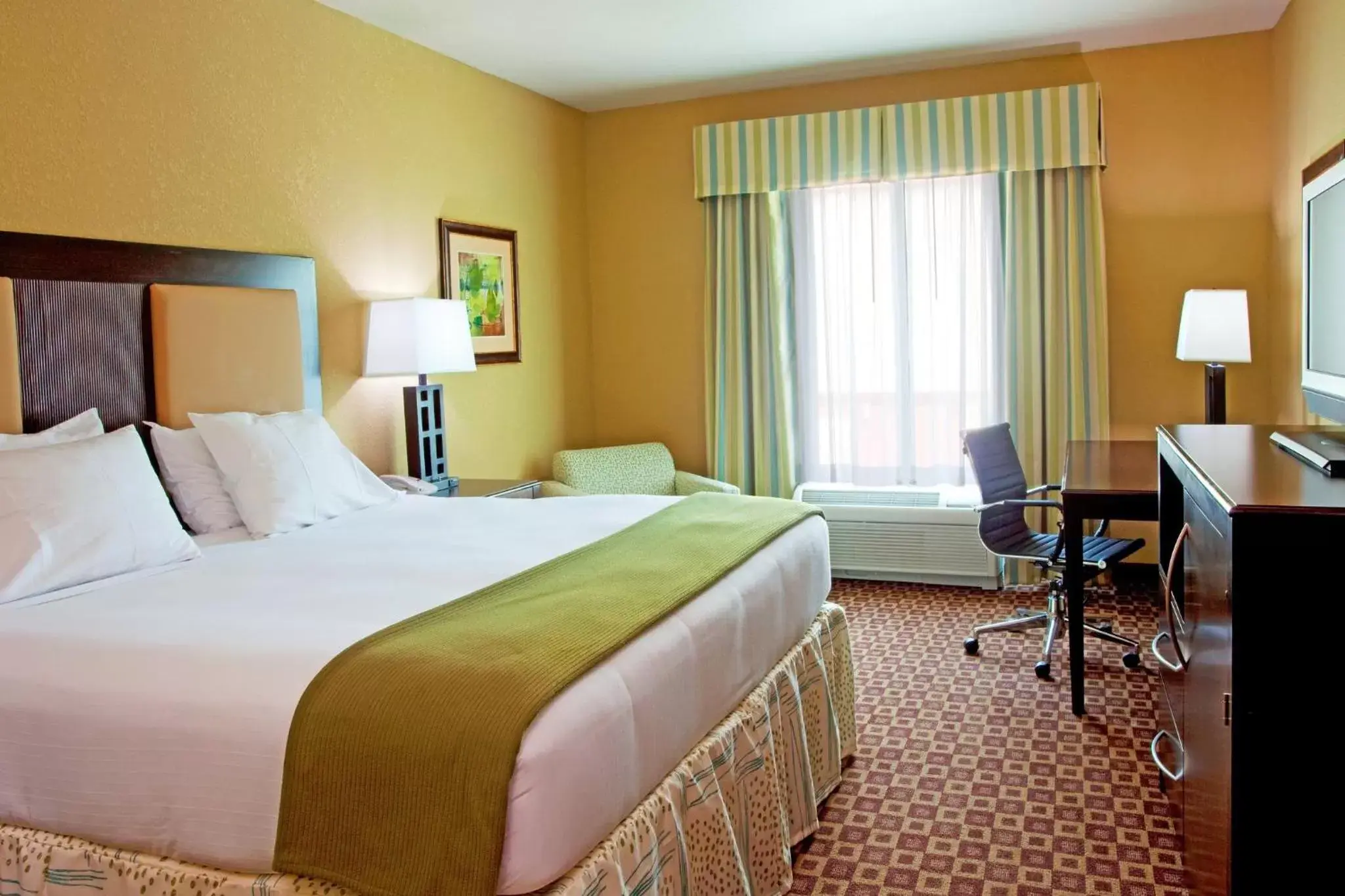 Photo of the whole room, Bed in Holiday Inn Express Hotel & Suites Chaffee - Jacksonville West by IHG Photo of the whole room, Bed in Holiday Inn Express Hotel & Suites Chaffee - Jacksonville West by IHG