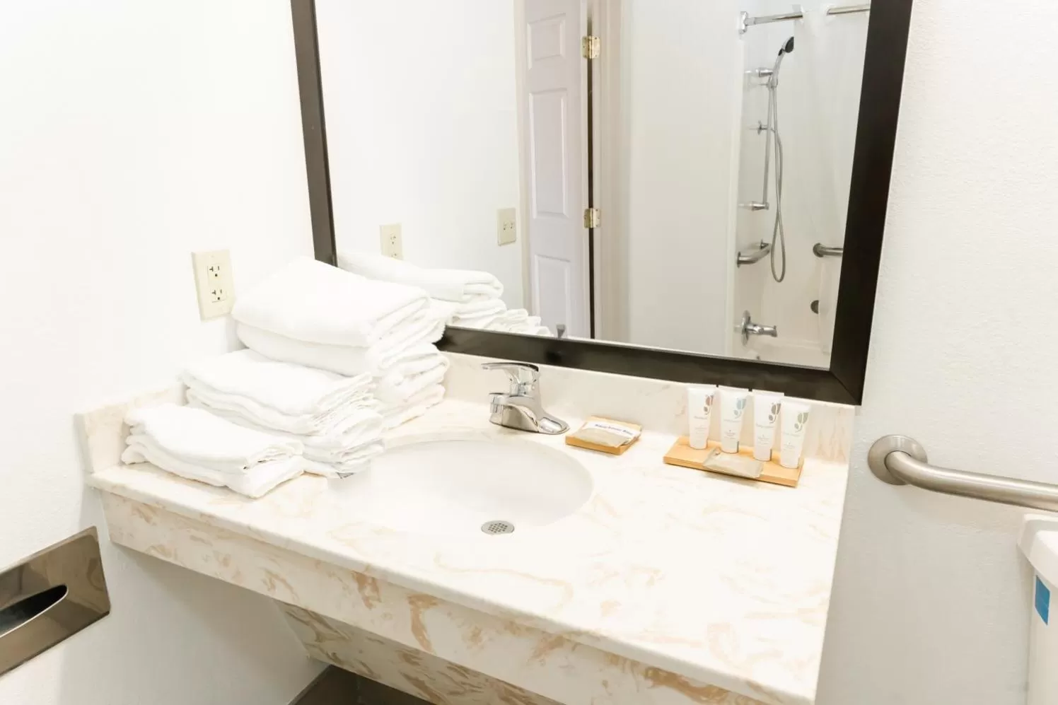 Bathroom in Country Inn & Suites by Radisson, Helen, GA