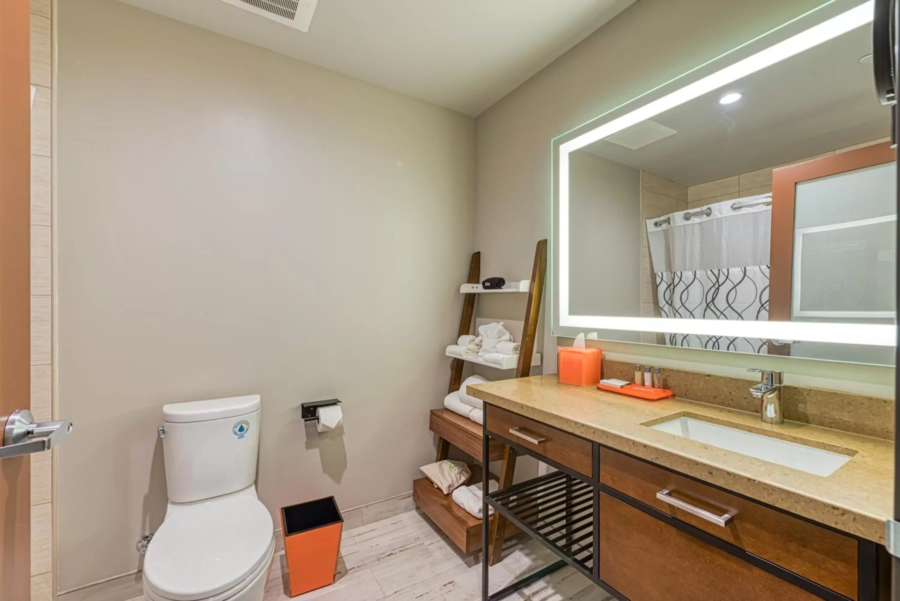 Toilet, Bathroom in Hotel Lexen Newhall & Santa Clarita - Near Six Flags Magic Mountain