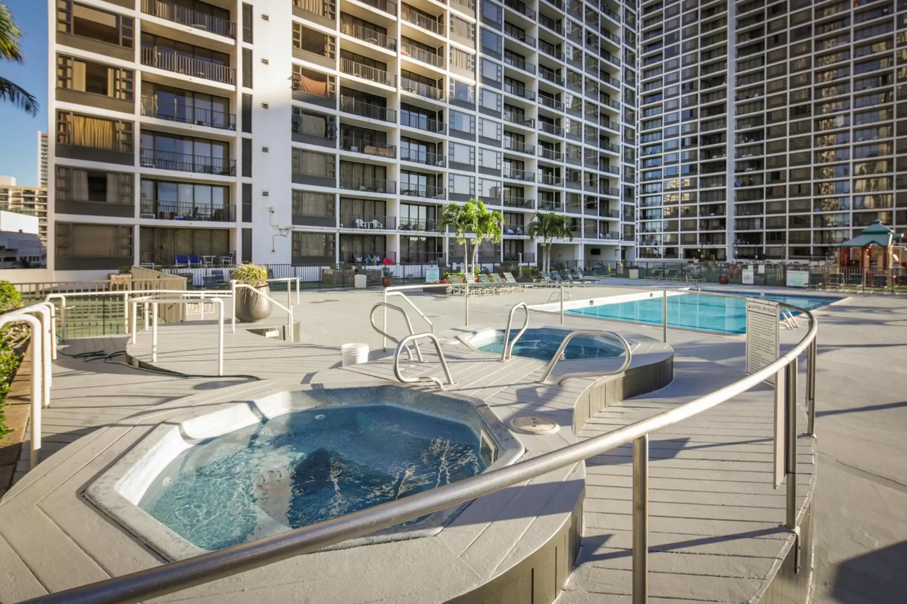 Hot Tub, Swimming Pool in Aston at the Waikiki Banyan