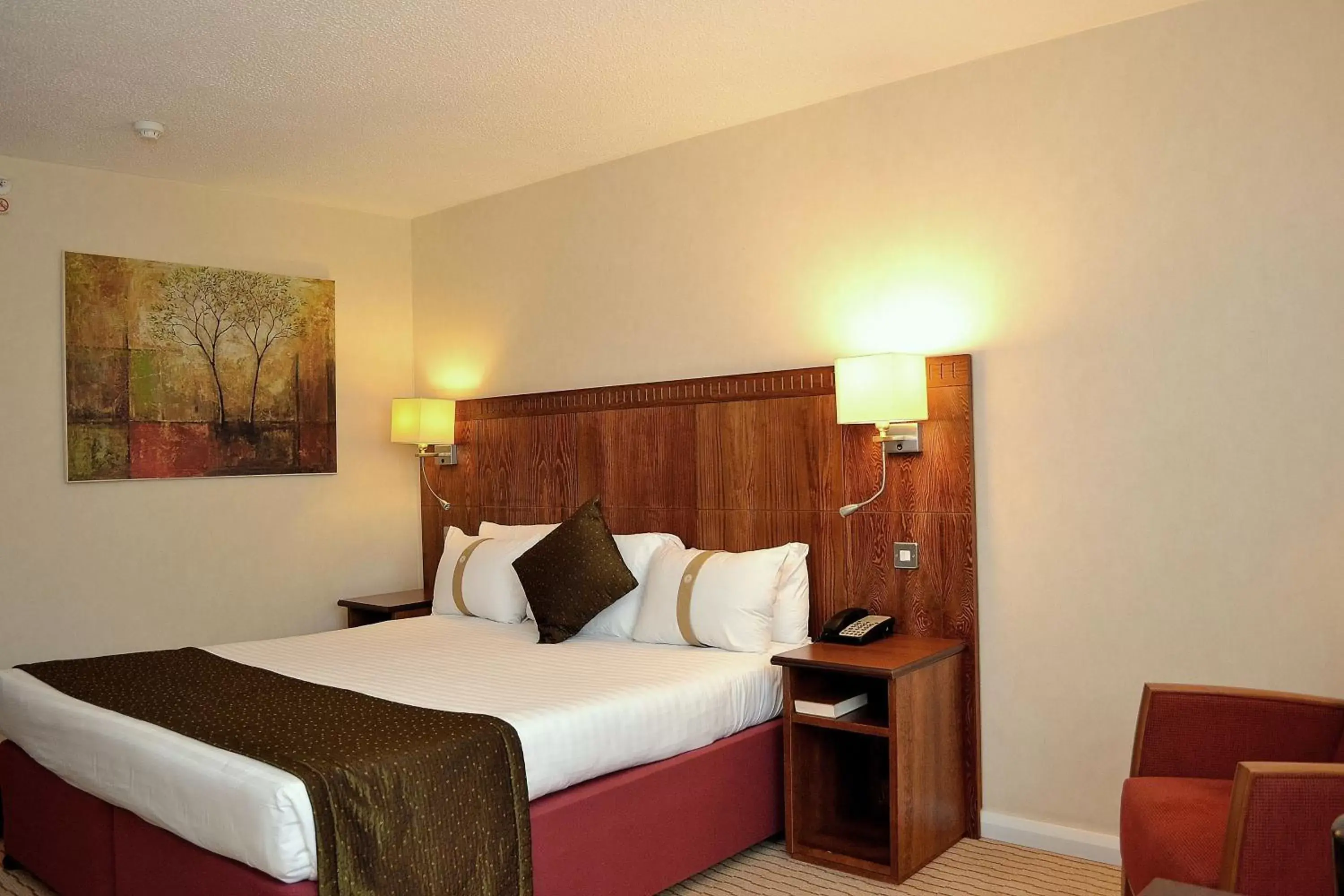 Bed in Holiday Inn Northampton, an IHG Hotel