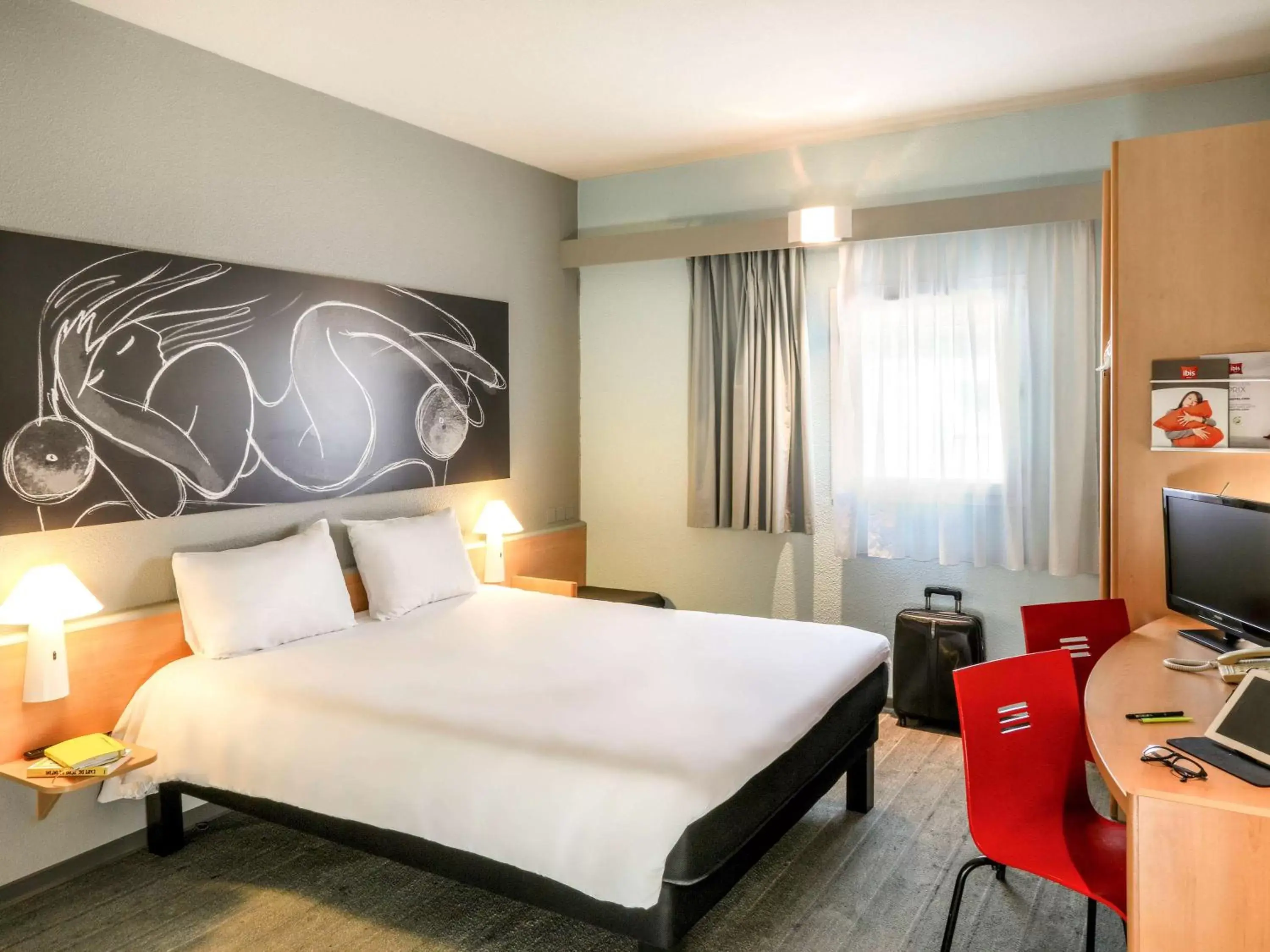 Photo of the whole room, Bed in ibis Orange Sud Photo of the whole room, Bed in ibis Orange Sud