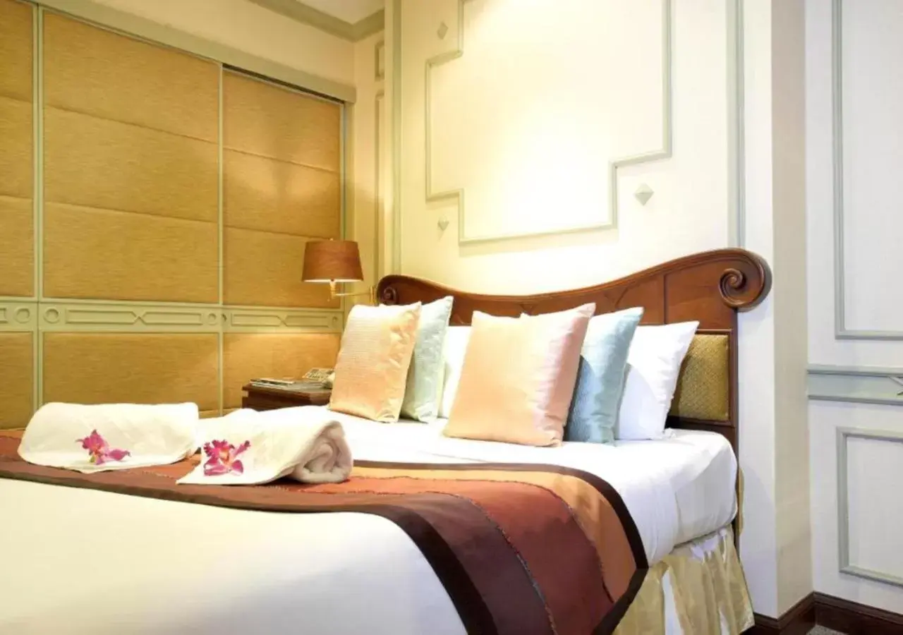 Bedroom, Bed in Majestic Suites Hotel