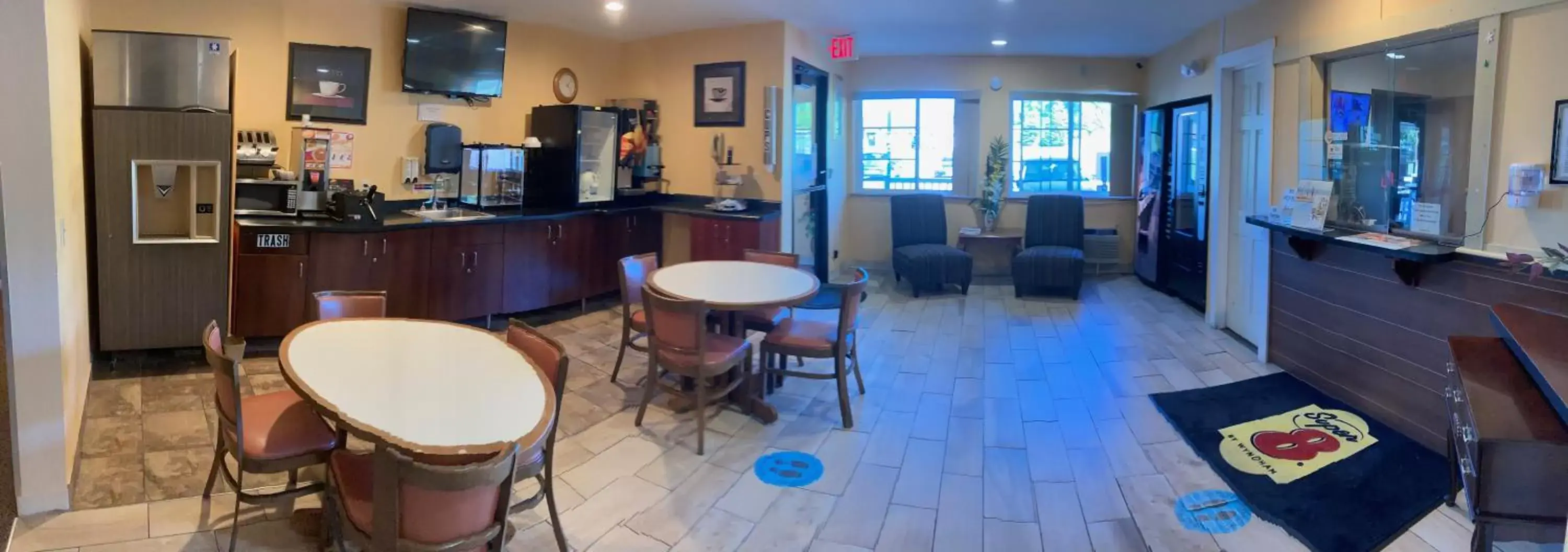 Lobby or reception in Super 8 by Wyndham Chisago City Lobby or reception in Super 8 by Wyndham Chisago City