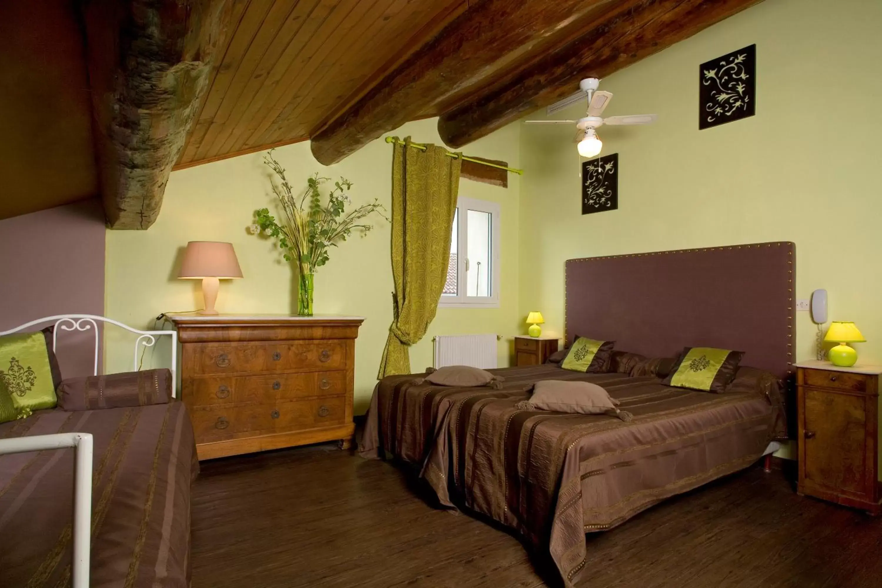 Photo of the whole room, Bed in Logis Auberge De Tavel