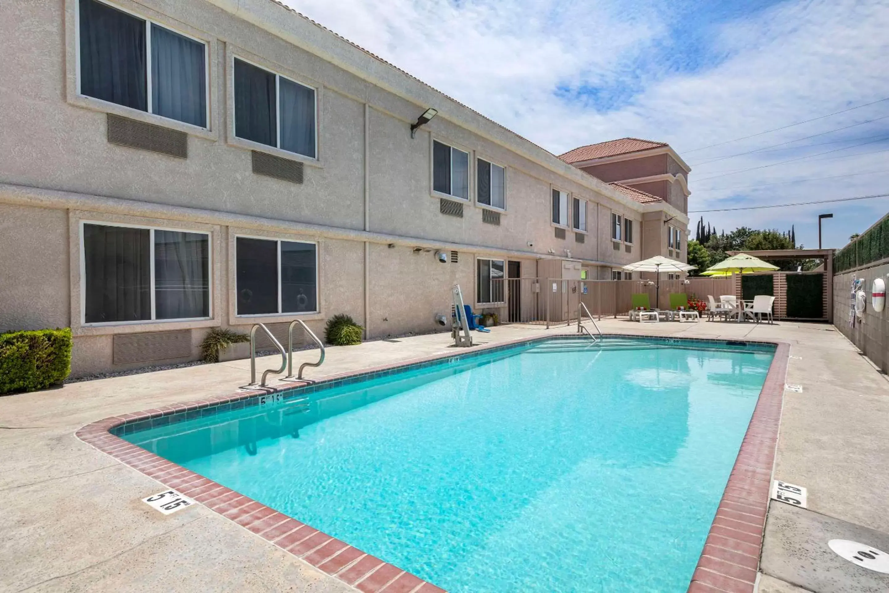 Swimming pool, Property Building in Comfort Suites Tulare