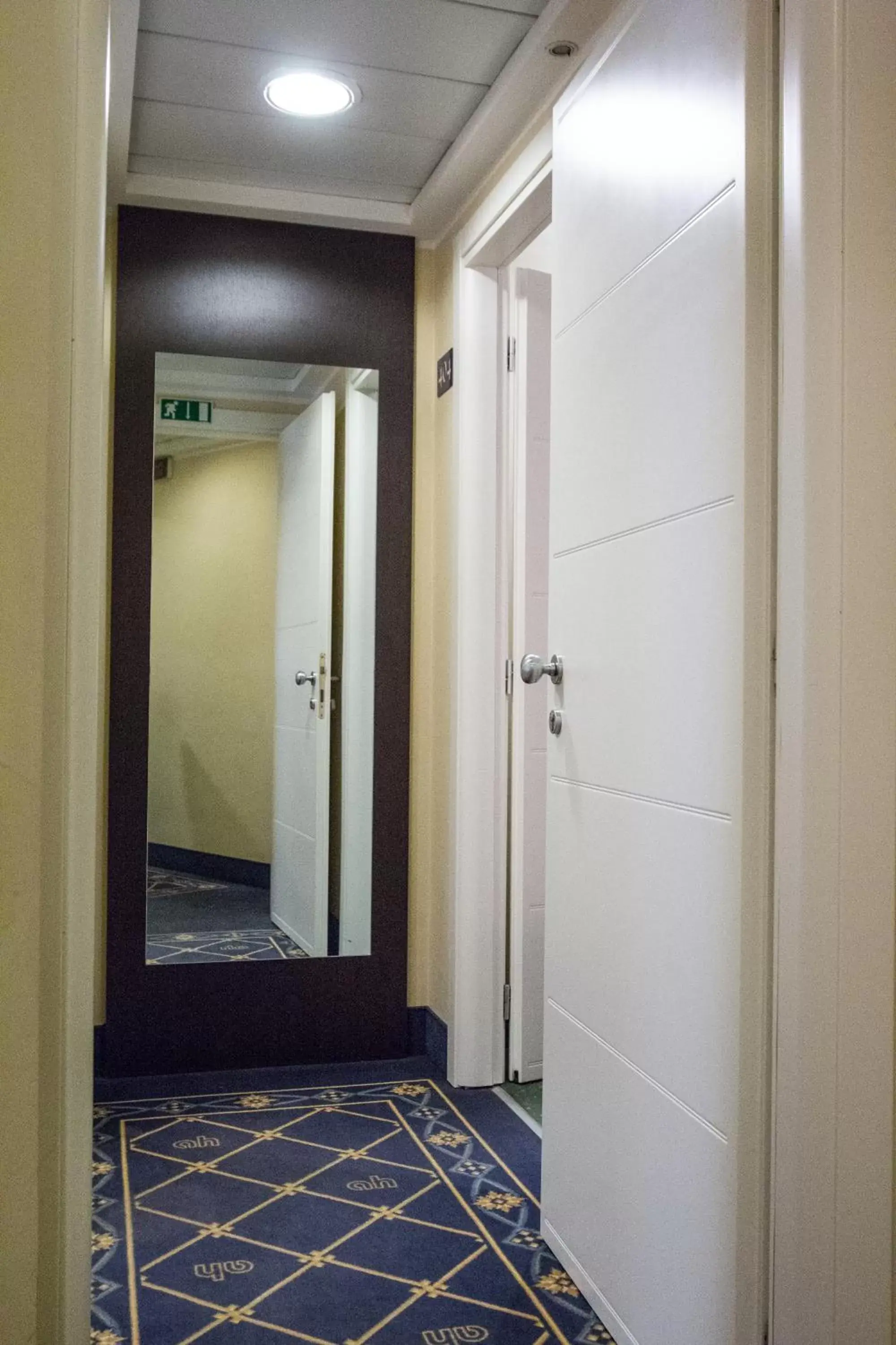 Night, Bathroom in Hotel Augustus